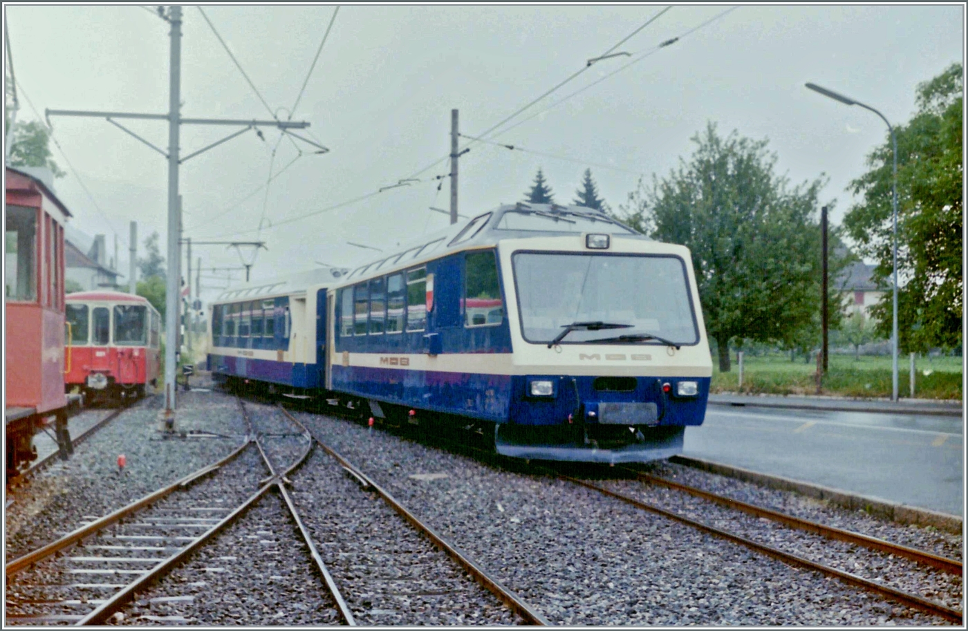 Als Testfahrt für eine künftige Gruppenreise ab Blonay unternahm der damals  **** Superpanoramic Express  genannte Zug via Chamby nach Blonay. Das Bild zeigt die Einfahrt des Zuges in Blonay mit dem Steuerwagen Ast 116  Lausanne  an der Spitze.

Analogbild vom Juli 1986