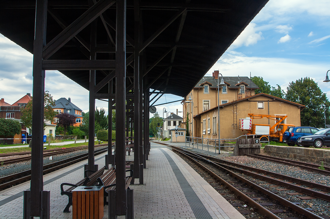 Am Bahnhof Dippoldiswalde der Weißeritztalbahn (Osterzgebirge) hier am 26 August 2013.

Seit 1882 ist Dippoldiswalde ans Eisenbahnnetz (aber nur schmalspurig) bangeschlossen. In diesem Jahr wurde die in 750-mm-Schmalspur ausgeführte Weißeritztalbahn nach Schmiedeberg eröffnet, ein Jahr später folgte die Verlängerung bis Kipsdorf. 