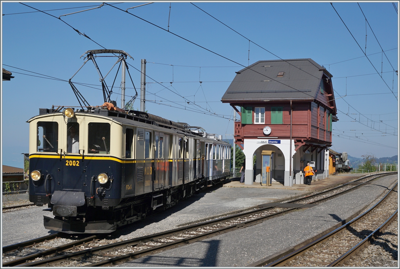 Am örtlichen Stellwerk wird die Rangierfahrt für den FZe 6/6 2002 zur Blonay-Chamby Bahn eingestellt und überwacht.

10. Sept. 2023