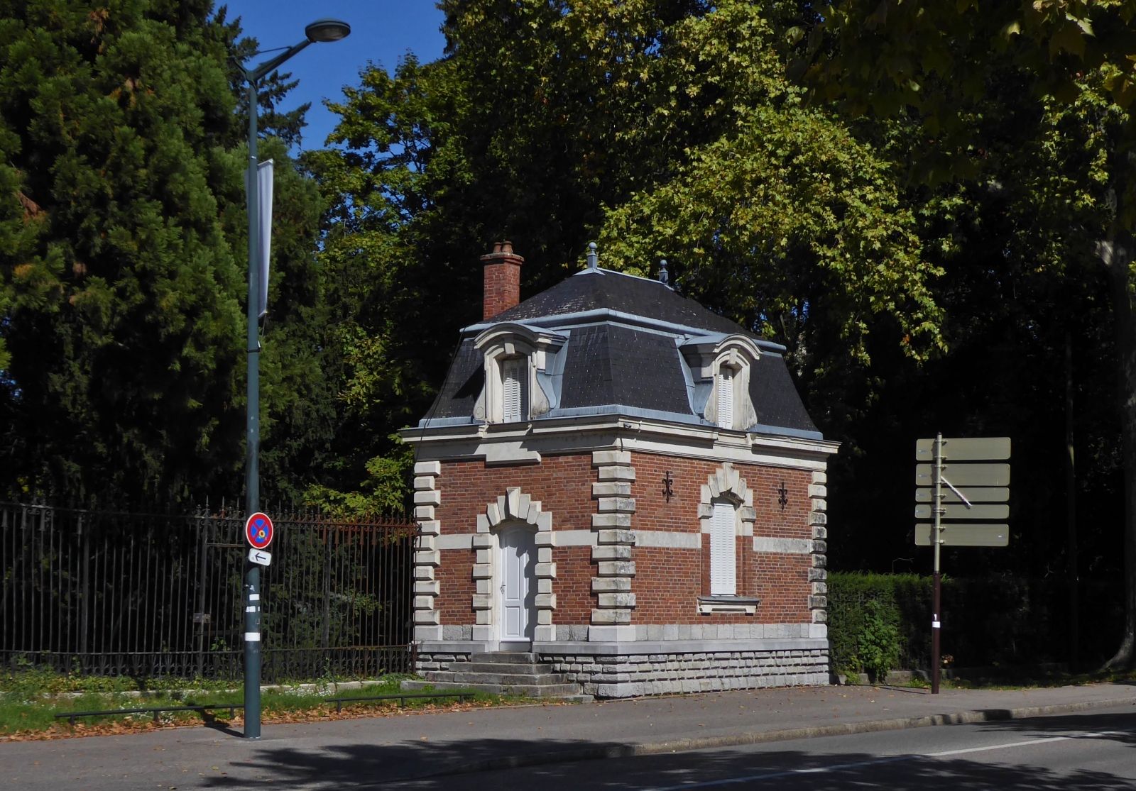 Am Straenrand vor der „Prfecture de la Haute Savoie“, steht dieses kleine Haus. 09.2022