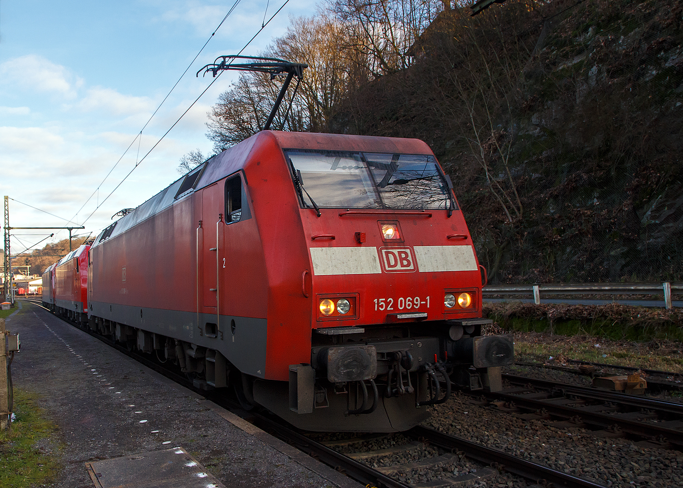 Am Tag zuvor sah ich sie noch mit einem Güterzug, nun mit einem Lokzug...
Die 152 069-1 (91 80 6152 069-1 D-DB) der DB Cargo AG fährt am 28.01.2023 als Lokzug, mit zwei Bombardier TRAXX F140 AC1 am Haken, durch Scheuerfeld (Sieg) in Richtung Köln.

Am Haken waren die DB185 013-0 (91 80 6185 013-0 D-DB) und dahinter die DB 185 179-9 (91 80 6185 179-9 D-DB).

Lebensläufe der Lok:
• Die Siemens ES64F (152 069-1) wurde 1999 noch von Krauss-Maffei in München-Allach unter der Fabriknummer 20196 gebaut.
• Die TRAXX F140 AC1 (185 013-0) wurde 2001 von ADtranz (ABB Daimler-Benz Transportation GmbH) in Kassel unter der Fabriknummer 33410 gebaut. 
• Die TRAXX F140 AC1 (185 179-9) wurde 2004 von Bombardier in Kassel unter der Fabriknummer 33662 gebaut.