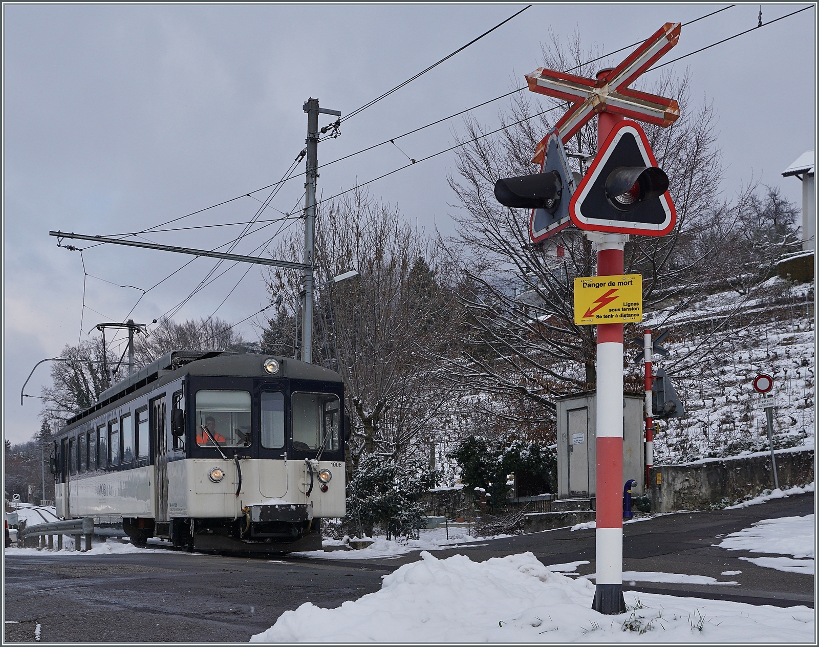 An praktisch der gleichen Stelle ist der MOB Be 4/4 1006  Bipperlisi  als Regionalzug 12315 von Les Avants nach Montreux unterwegs und fährt ohne Halt bei der Haltestelle Planchamp vorbei. 

22. Januar 2023
