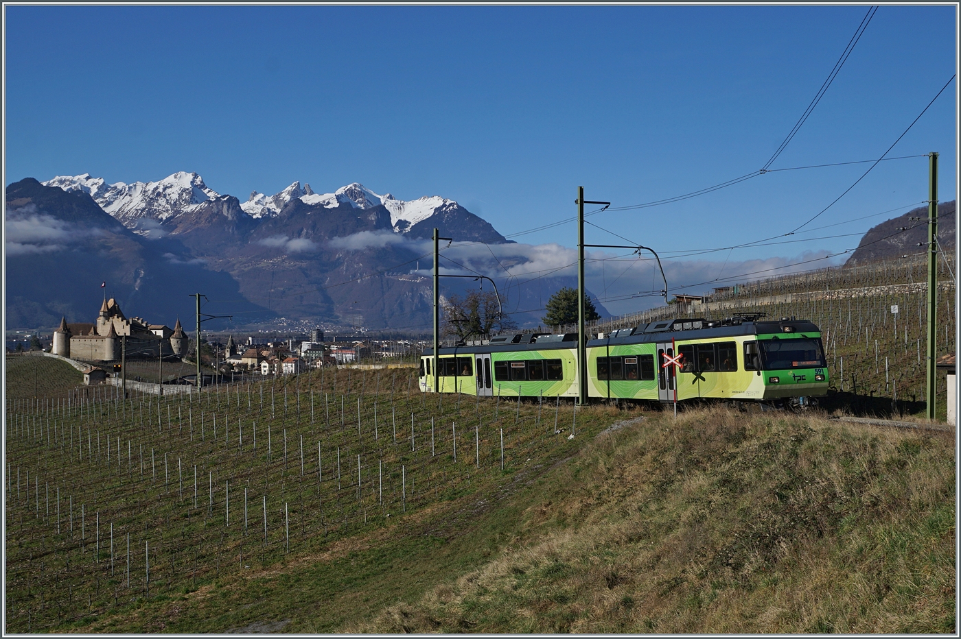 An praktisch der selben Stelle oberhalb von Aigle beim Schloss von Aigle zeigt sich kurz darauf der TPC AOMC/ASD Beh 4/8 291 als R 71 auf der Fahrt nach Les Diablertes. 

4. Januar 2024