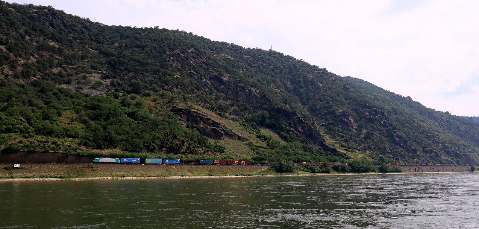 ATLU 186 127-7 mit dem KLOG Intermodal/ECS KLV aufgenommen gegenüber von Oberwesel. 03.08.2024