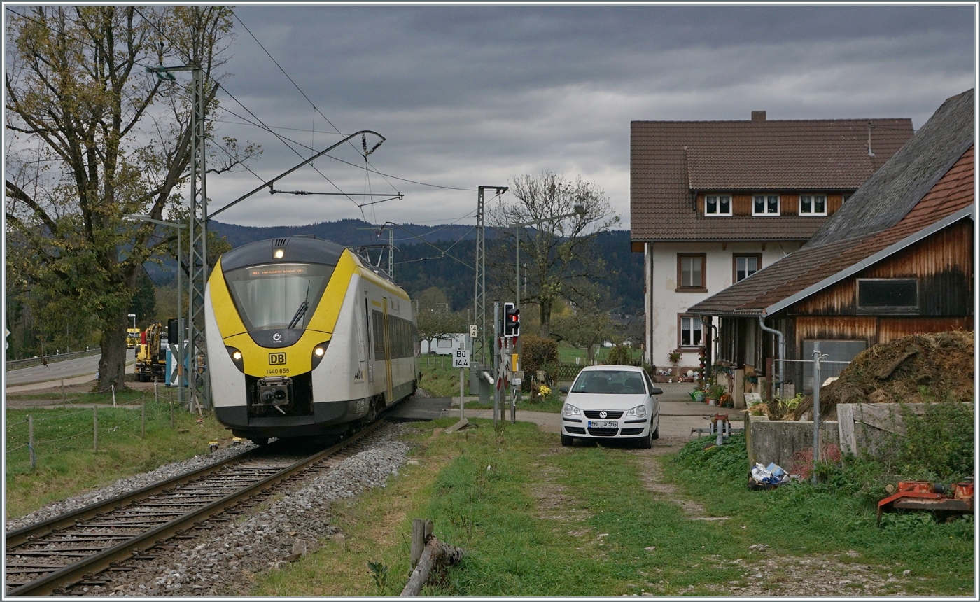 Auch bei diesem Bild mit den Richtung Titisee fahrenden Coradia Continental 2 1440 879 und 1440 189 bei Kirchzarten galt das Interesse der Fahrleitungsanlage, die sich im Vordergrund noch in der Urspurungsausführung zeigt, während im Hintergrund neue Masten glänzen. 14. November 2022