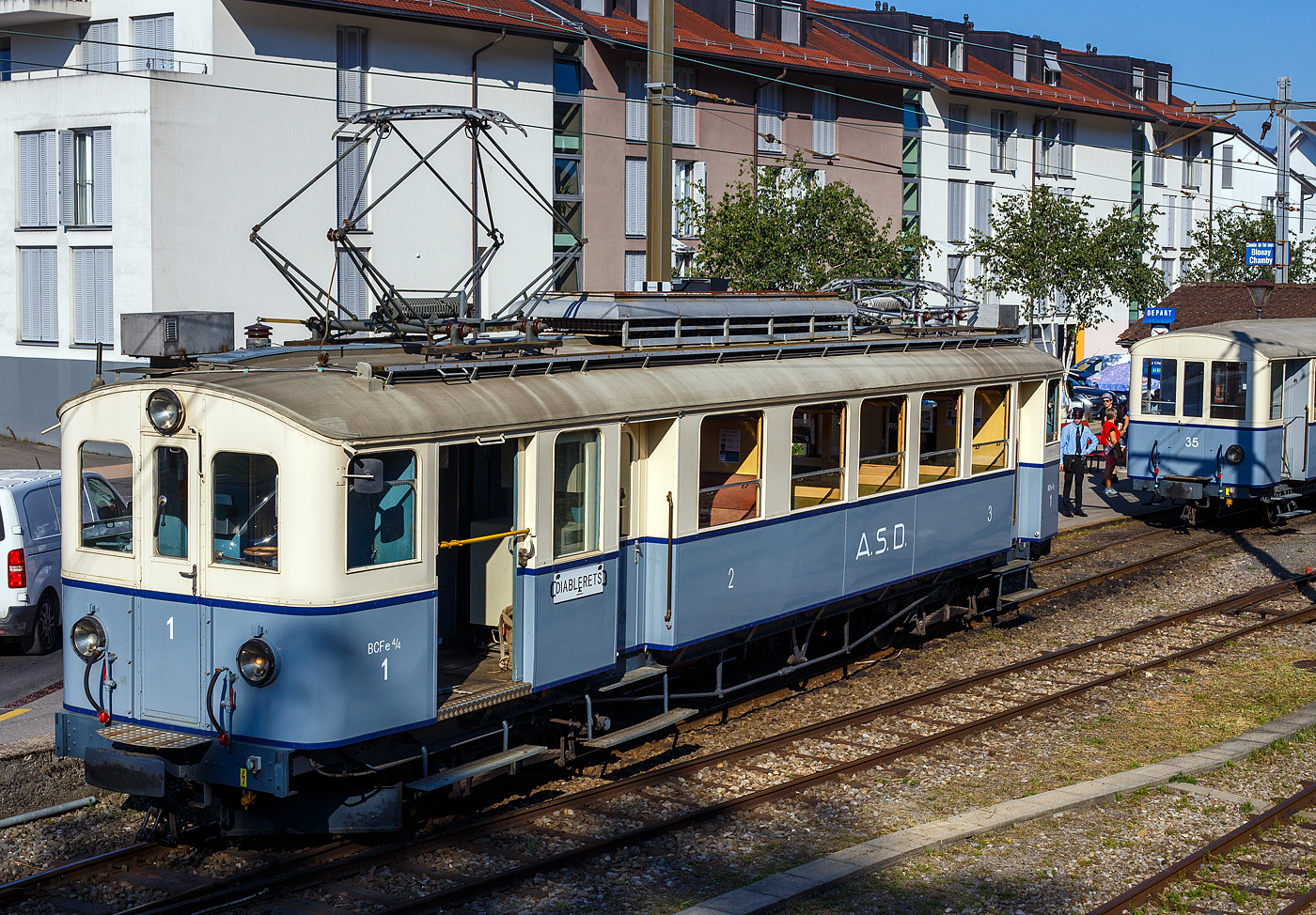 Auch bei der Museumsbahn Blonay–Chamby wurde das „125-Jahr-Jubiläum“ der Linie Bex-Villars (später BVB) gefeiert („Le Chablais en fête“).  

Der elektrische Personentriebwagen mit Gepäckabteil A.S.D. BCFe 4/4 No.1 «TransOrmonan» der TPC mit dem zweiachsigen 3. Klasse Personenwagen A.S.D. C² 35 ist am 9 September 2023 im Bahnhof Blonay, als Gastfahrzeug der TPC zu Besuch bei der BC.

Der Triebwagen wurde 1913 als BCZe 4/4 Nr.1 (Personentriebwagen mit Postabteil) von der SWS (Schweizerische Wagons- und Aufzügefabrik AG) in Schlieren gebaut, die erste elektrische Ausrüstung von der AEG (Allgemeine Elektricitäts-Gesellschaft, Berlin), und an die Aigle-Sépey-Diablerets-Bahn (ASD) geliefert. Um 1935 wurde das Postabteil durch ein Gepäckabteil ersetzt so war dann die neue Bezeichnung ASD BCFe 4/4 Nr. 1.

Am 26. Juni 1940 zerstörte ein Großbrand im Depot Aigle drei der fünf Triebwagen und vier von fünf Personenwagen. Damit wäre das Schicksal der Aigle-Sépey-Diablerets-Bahn wohl besiegelt gewesen, hätten nicht die Montreux-Berner Oberland-Bahn (MOB) und die Chemins de fer électriques Veveysans (CEV) die geschädigte Bahngesellschaft mit je einem Personenwagen unterstützt. 

So wurde der angeschlagene Triebwagen BCFe 4/4 – 1 bei SWS 1941 neuaufgebaut, mit dem Neuaufbau erhielten die Fahrzeuge eine neue elektrische Ausrüstung, diese kam nun aber von der BBC (Brown Boveri et Cie, Baden), zudem wurden nun Druckluftbremsen statt Vakuumbremsen eingebaut. Im Jahr 1956 gab es dann noch einen Klassenwechsel, somit neue Bezeichnung ASD ABDe 4/4 – 1. Der Triebwagen war bis 1987 bei der ASD im Plandienst.

TECHNISCHE DATEN:
Baujahr: 1913 / 1941 Neuaufbau
Spurweite: 1.000 mm
Achsformel: Bo’Bo’
Wagenkastenmaterial: Stahl
Länge über Puffer: 15.460 mm
Drehzapfenabstand: 8.700 mm
Achsabstand im Drehgestell: 2.100 mm
Breite: 2.700 mm
Eigengewicht: 25 t (ursprünglich 25,1)
Höchstgeschwindigkeit: 50km/h (ursprünglich 25 km/h)
Leistung: 240 kW (ursprünglich 148 kW)
Stromsystem: 1500 Volt DC (Gleichstrom)
Elektrische Ausrüstung: Schützensteuerung
Sitzplätze: 40 (8 in der 2. und 32 in der 3. Klasse)