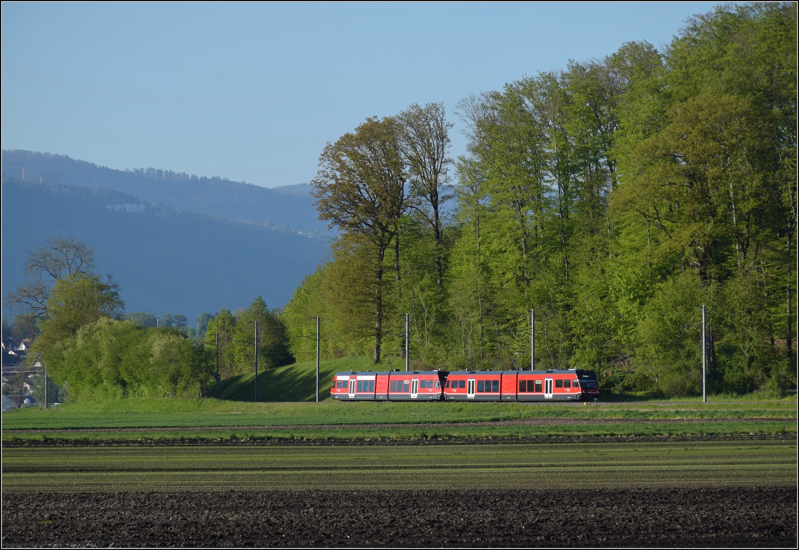 Auf der Biel-Täuffelen-Ins Bahn.

GTW Be 2/6 513 und GTW Be 2/6 512 der ASm. Siselen, April 2022. 