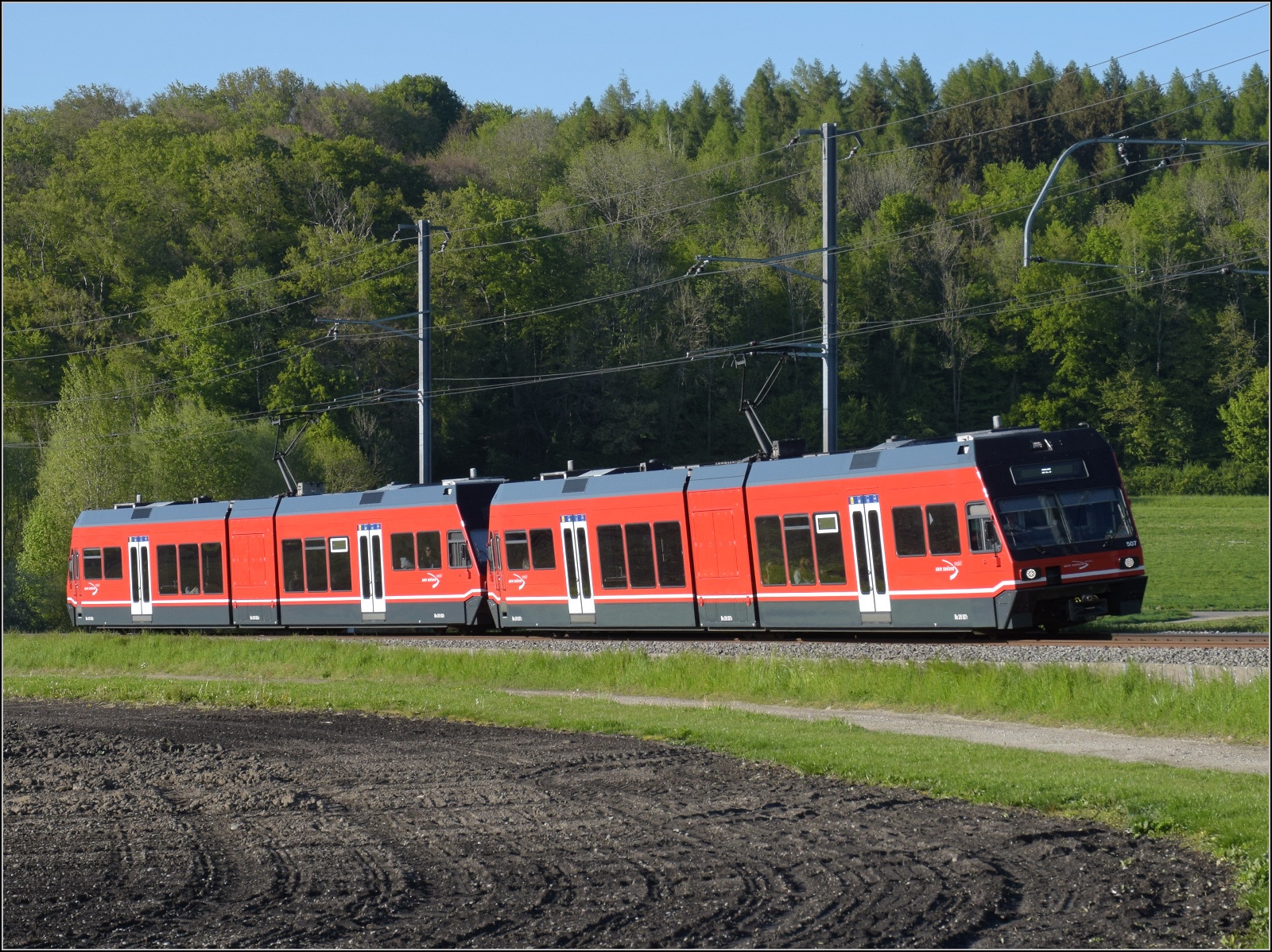 Auf der Biel-Täuffelen-Ins Bahn.

GTW Be 2/6 507 und GTW Be 2/6 502 der ASm. Siselen, April 2022. 