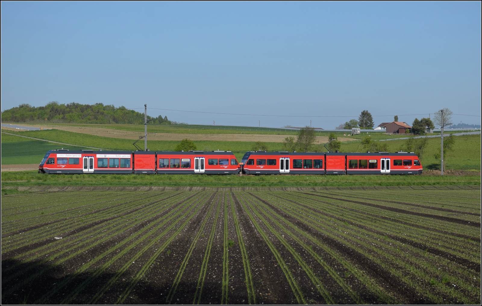 Auf der Biel-Täuffelen-Ins Bahn.

GTW Be 2/6 512 und GTW Be 2/6 513 der ASm bei Siselen. April 2022.