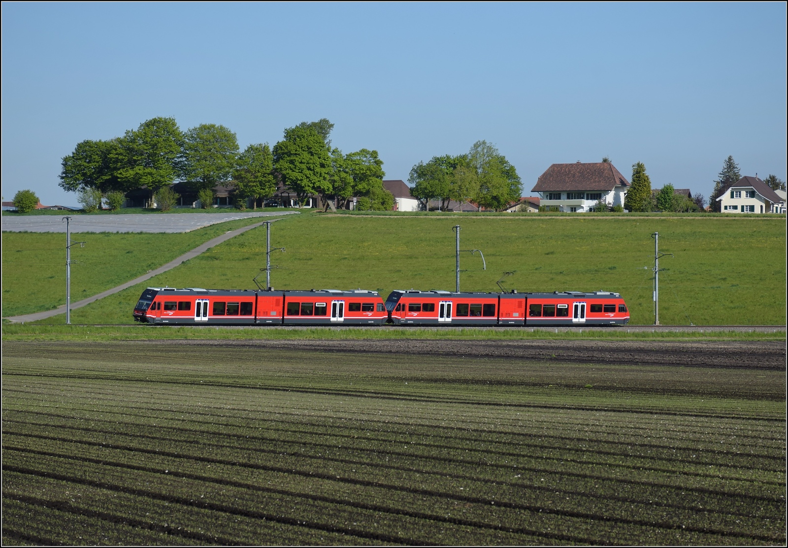 Auf der Biel-Täuffelen-Ins Bahn.

GTW Be 2/6 509 und GTW Be 2/6 510 der ASm bei Siselen. April 2022.