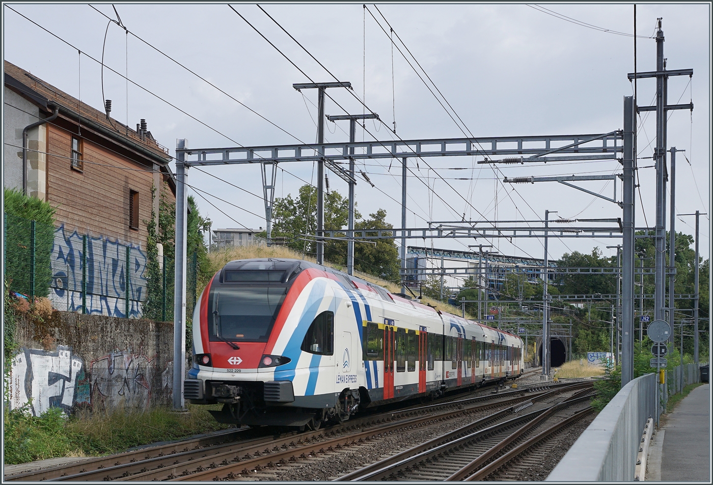 Auf den ersten Blick, eine banale Aufnahme: ein Nachschuss auf einen SBB LEX RABe 522; das Besondere: der SBB RABe 522 229 ist als RL7 23535 auf dem Weg von Annemasse nach Vernier und verl�sst in Jonction die CEVA Strecke, um �ber die Verbindungslinie nach Vernier zu gelangen. Diese Verbindungslinie wurde bis zum Fahrplanwechsel 2025/26 nicht von Reisez�gen genutzt und ist mit 25000 Volt 50 Hertz elektrifiziert. Sie dient dem (schwachen) G�terverkehr von Gen�ve La Praille nach Frankreich, bzw. dem lokalen G�terverkehr. Leider habe ich f�r diese Strecke keine Streckennummer gefunden. 23. Juli 2023 