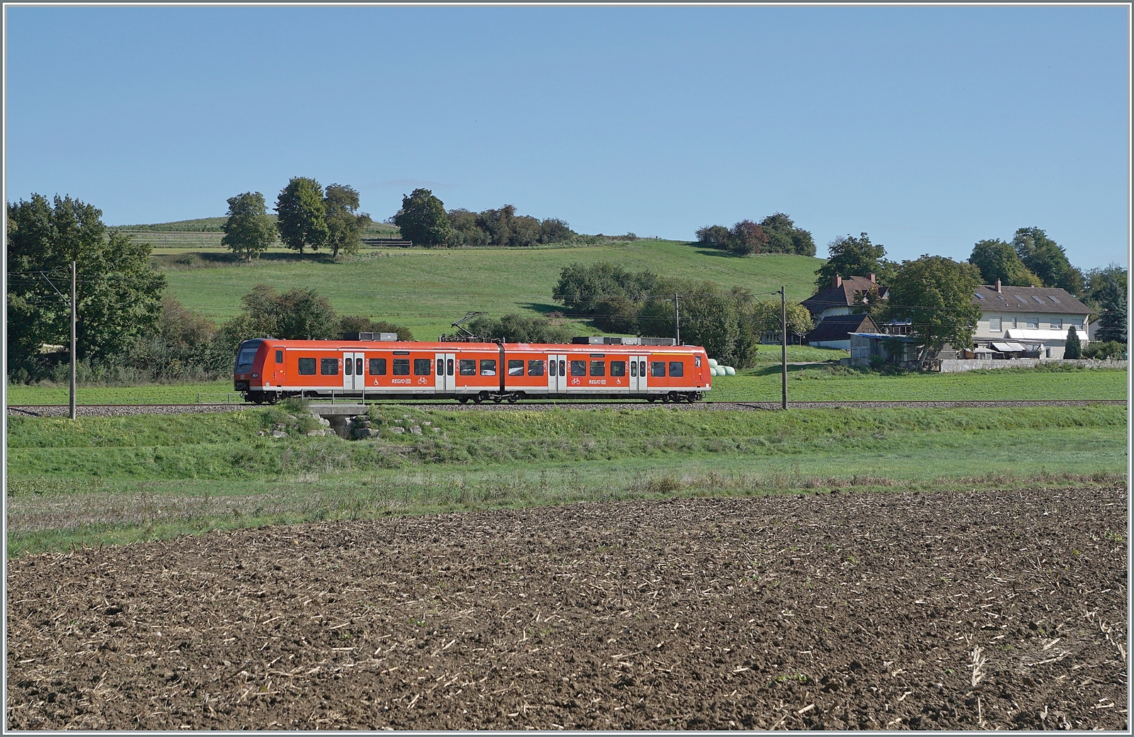 Auf den Fahrplanwechsel im Dez. 2022 endet der Einsatz der  Mini Quietschies/Baby Quietschies  (BR 426) zwischen Singen und Schaffhausen. Ein guter Grund nochmals hinzufahren. Der DB 426 010-5/ 510-4 auf dem Weg von Schaffhausen nach Singen bei Bietingen. 

19. Sept. 2022