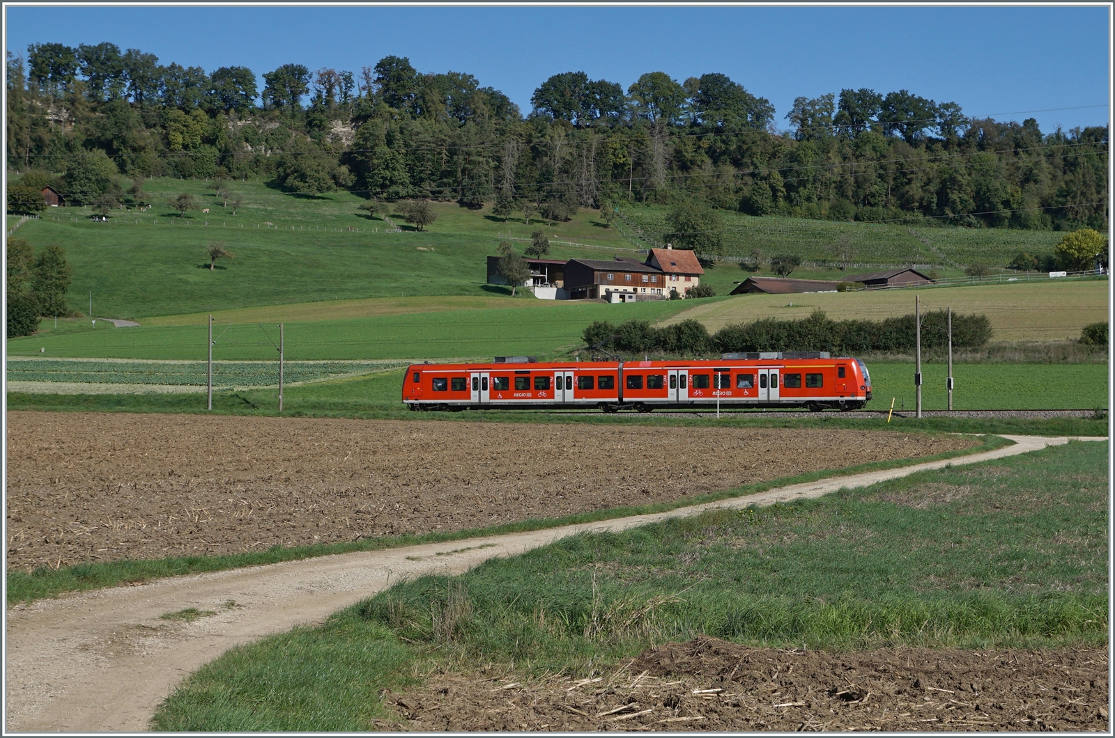 Auf den Fahrplanwechsel im Dez. 2022 endet der Einsatz der  Mini Quietschies/Baby Quietschies  (BR 426) zwischen Singen und Schaffhausen. Ein guter Grund nochmals hinzufahren. Der DB 426 010-5/ 510-4 auf dem Weg von Schaffhausen nach Singen bei Bietingen. 

19. Sept. 2022