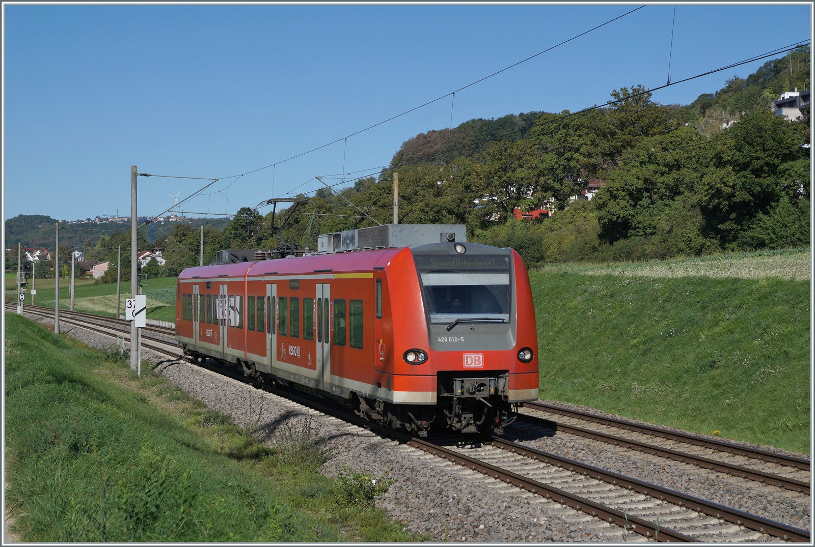 Auf den Fahrplanwechsel im Dez. 2022 endet der Einsatz der  Mini Quietschies/Baby Quietschies  (BR 426) zwischen Singen und Schaffhausen. Ein guter Grund nochmals hinzufahren. Der DB 426 010-5/ 510-4 erreicht in Kürze Bietingen. 

19. Sept. 2022