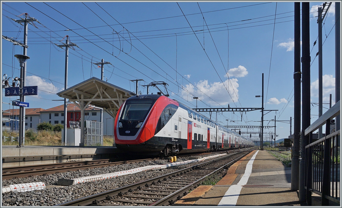 Auf der Jurasüdfuss Strecke Lausanne - Biel/Bienne ist der Fernverkehr fest in der  Hand  der SBB RABe 500 ICN. Doch durch die baubedingte Streckensperrung der Strecke Fribourg - Bern verkehren zur Entlastung der planmässigen ICN Züge pro Tag zwei zusätzliche Zugspaare von Neuchâtel nach Lausanne und zurück. In der Regel wird eines dieser Zugspaare mit zwei RABe 502  Twindexx  gefahren. Das Bild zeigt den hier sonst auf dieser Strecke kaum zu sehenden Twindxx Zug mit den RABe 502 225 und den RABe 502 402  Biel/Bienne  als IR 30071 von Lausanne nach Neuchâtel bei der Durchfahrt in Chavornay.

5. Juli 2025