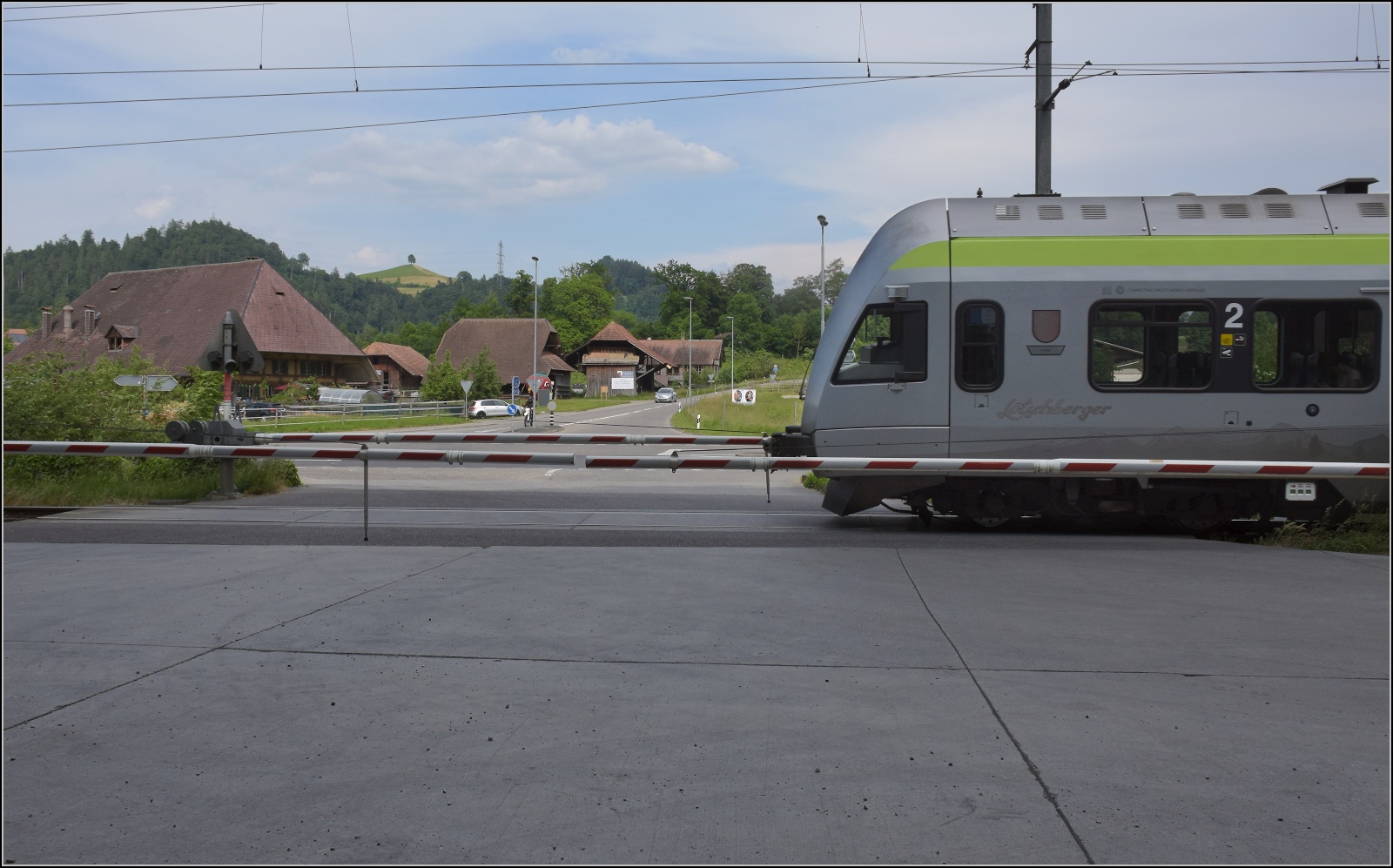Auf der Pionierstrecke für Elektrobetrieb, der Burgdorf-Thun-Bahn ist nunmehr mit RABe 535 104 ein Lötschberger unterwegs. Hasle/Riefershäusern, Juni 2023.