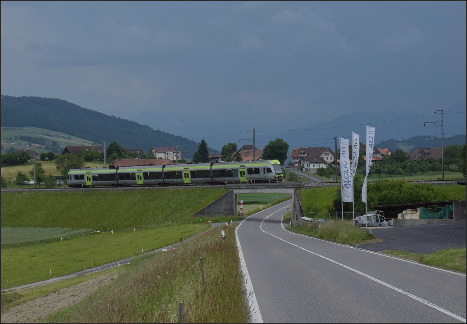 Auf der Pionierstrecke für Elektrobetrieb, der Burgdorf-Thun-Bahn ist nunmehr mit RABe 535 104 ein Lötschberger unterwegs. Konolfingen/Eymatt, Juni 2023.