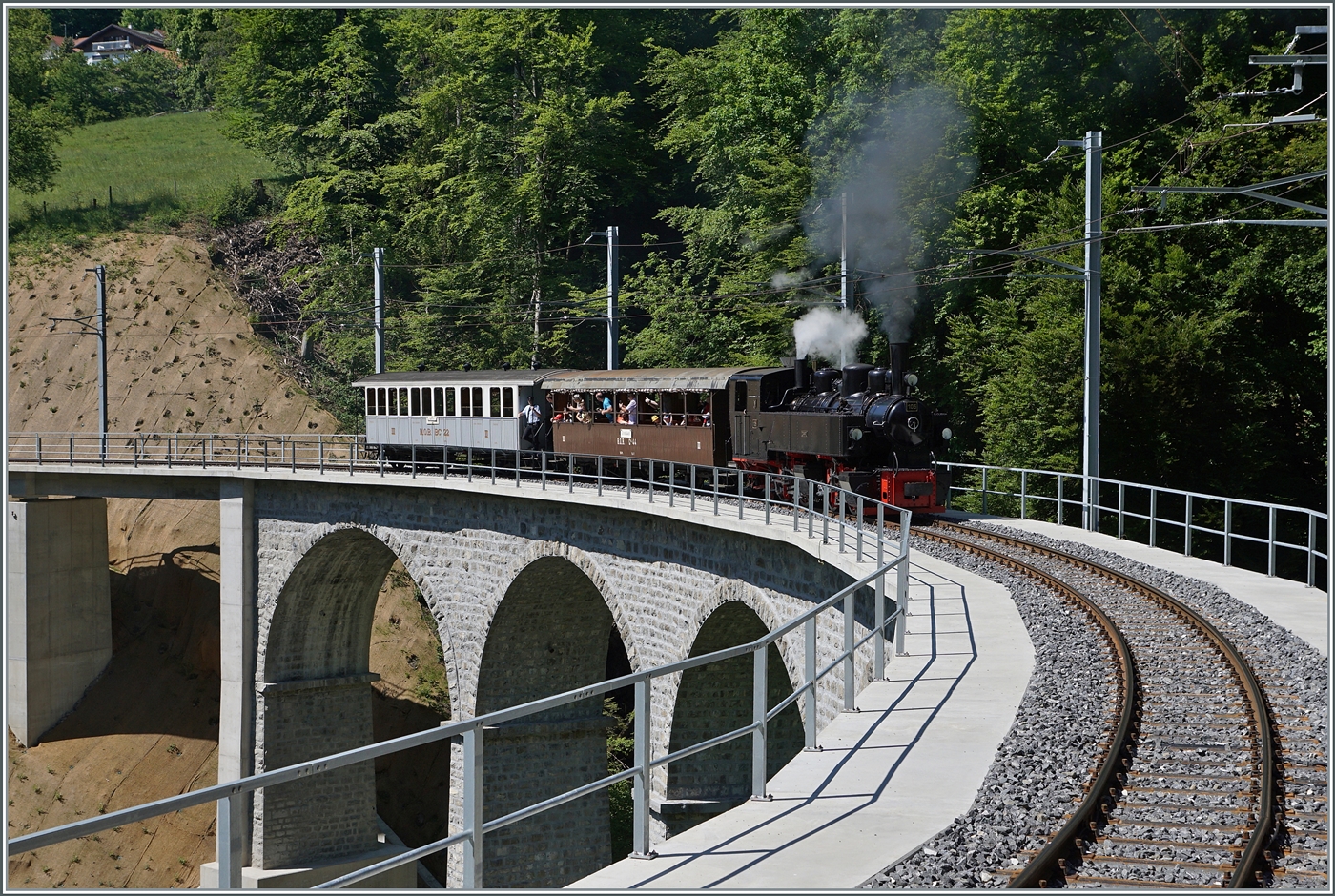 Auf der Strecke von Chamby nach Blonay verkehren seit 1966 keine fahrplanmässigen Reisezüge mehr (ein Probebetireb um die Jahrtausendwende brachte nicht den gewünschten Erfolg). Trotzdem ist die Strecke für die MOB wichtig, denn neben den Museumszègen der Blonay-Chamby Bahn wird der Rollmatererialaustausch zur CEV/MVR sowie Dienst- und Arbeitszüge zur CEV / MVR über diese Strecke abgewickelt. Somit war es auch die MOB, welche den Baye de Clarens Viadukt aufwändig sanierte und auch die Strecke auf einigen Abschnitten auffrischte.
Im Bild die SEG G 2x 2/2 105 der Blonay Chamby Bahn mit einem Museumszug auf der Fahrt nach Chamby. 

18. Mai 2025
