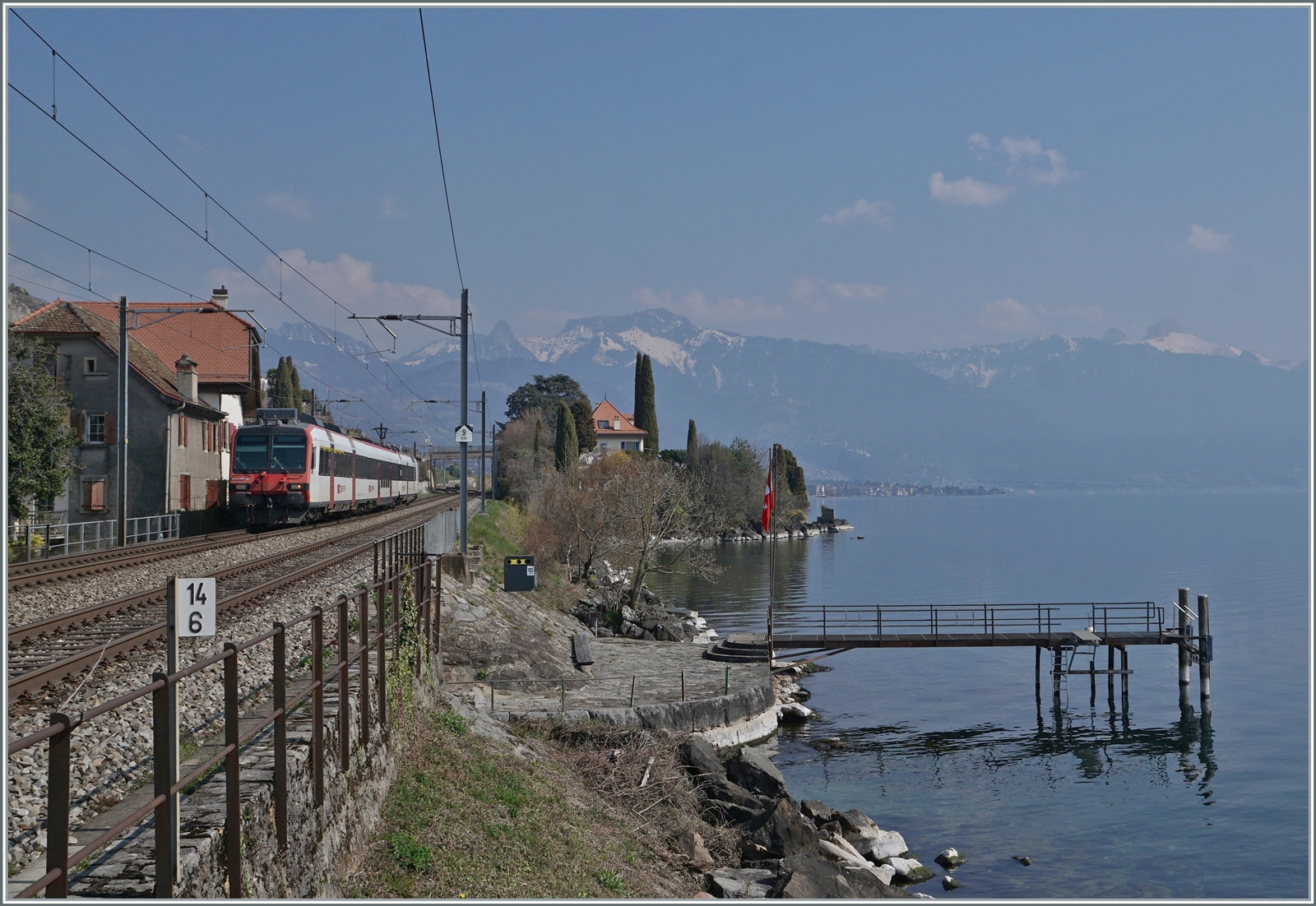 Auf der Strecke Lausanne - Vevey verkehren kaum RBDe 560 Domino. Jedoch einmal pro Tag verkehrt ein SBB Domino als Leermaterialzug nach Vevey, um den Train de Vignes Zug abzulösen und dieser dann kurz darauf in der Gegenrichtung. 
Das Bild bei St-Saphorin zeigt den Vevey fahrenden Zug. 

25. März 2022