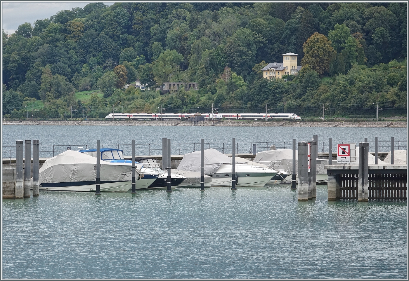 Auf unserer Schifffahrt von Bregenz nach Konstanz gab es gleich zu Beginn zwei Bahnmotive aus der Ferne: Bei Bregenz ist ein SBB RABe 503 als EC von München nach Zürich unterwegs. 

15. September 2022