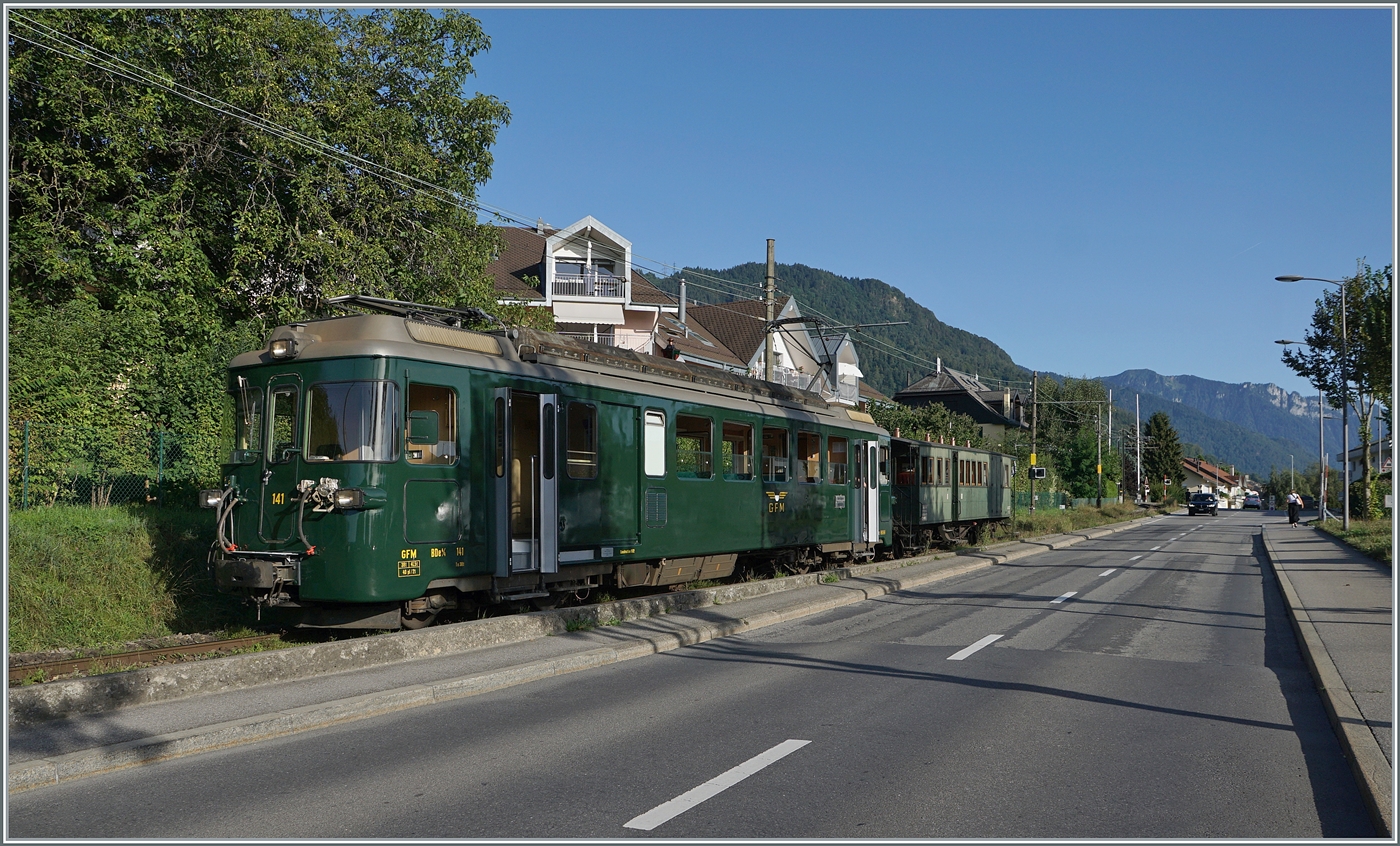 Autour de la voie ferrée / Rund um die eiserne Bahn (Herbstevent 2024) - Dieses Jahr zu Gast bei der Blonay-Chamby Bahn: der wunderschön hergerichtet GFM (Historique) BDe 4/4 141 in  Tannengrün ; der Triebwagen wurde 1972 gebaut.

Das Bild zeigt den Triebwagen beim Rangieren in Blonay.

7. Sept. 2024