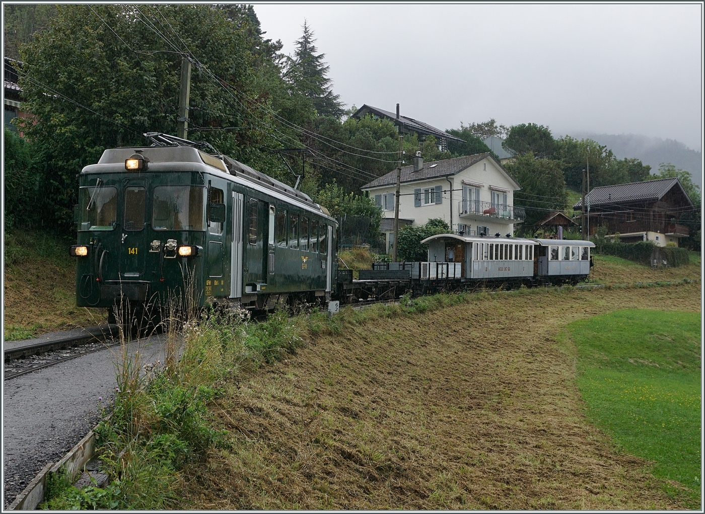 Autour de la voie ferrée / Rund um die eiserne Bahn (Herbstevent 2024) - Der zu Gast  weilende BDe 4/4 141 der GFM Historique erreicht mit einem gemischten Zug Blonay.

8. September 2024