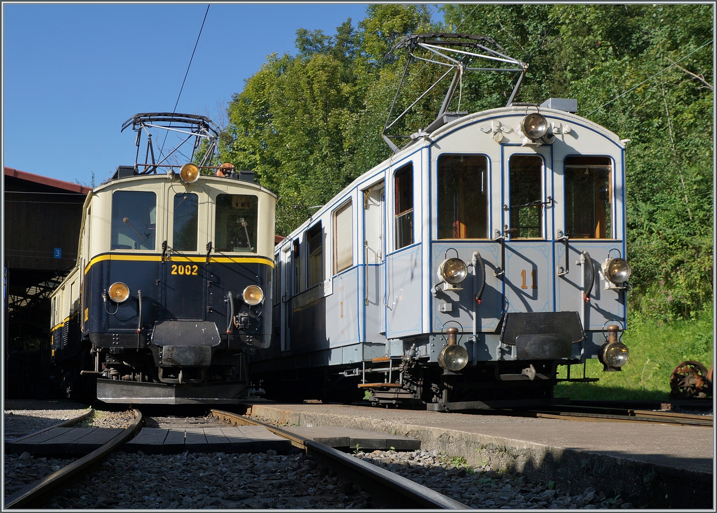 Autour de la voie ferrée / Rund um die eiserne Bahn (Herbstevent 2024) - Auch die beiden  MOB FZe 6/6 2002 (heute B-C) und der MOB BCFe 4/4 N° 11 (heute B-C) geben ein schönes Bild ab, dies insbesondere, da der Vorbau der Gm 4/4 2004 aus dieser Perspektive den Führerstand verdeckt und ich somit die Diesellok für dieses Bild  links liegen  lies...

7. September 2024