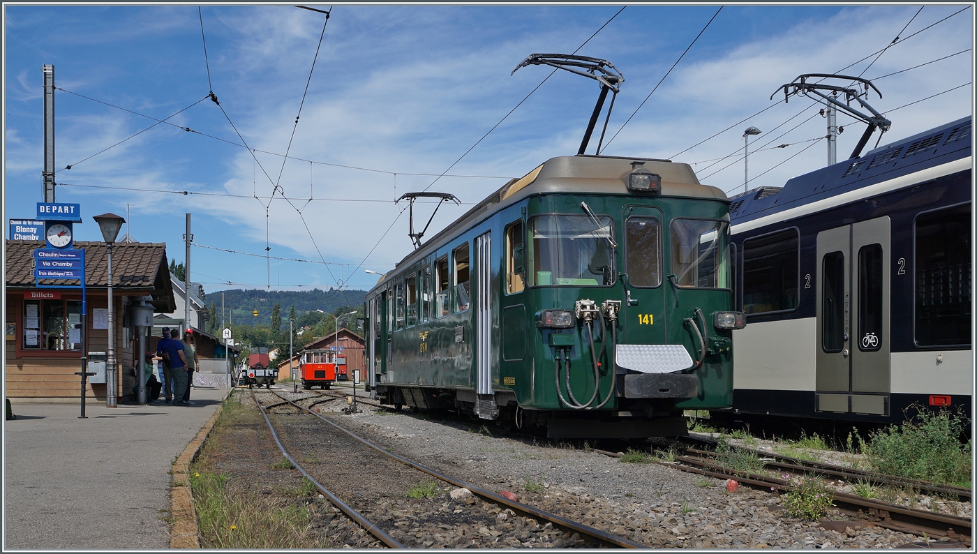 Autour de la voie ferrée / Rund um die eiserne Bahn (Herbstevent 2024) - - Der zu Gast weilende GFM Historique BDe 4/4 141, „Le Binou“ und die MOB Gm 4/4 2004, die hier nicht zu sehen ist, gaben der diesjährigen Herbstveranstaltung der Blonay-Chamby Bahn einen ganz besonderen Look, der mir sehr gut gefallen hat, natürlich nicht ohne die traditionellen Blonay -Chamby-Fahrzeuge zu vermissen. Das Bild zeigt den GFM Historique BDe 4/4 141 und im Hintergrund die Dm 2/2 N° 3 in Blonay. 

7. Sept. 2024