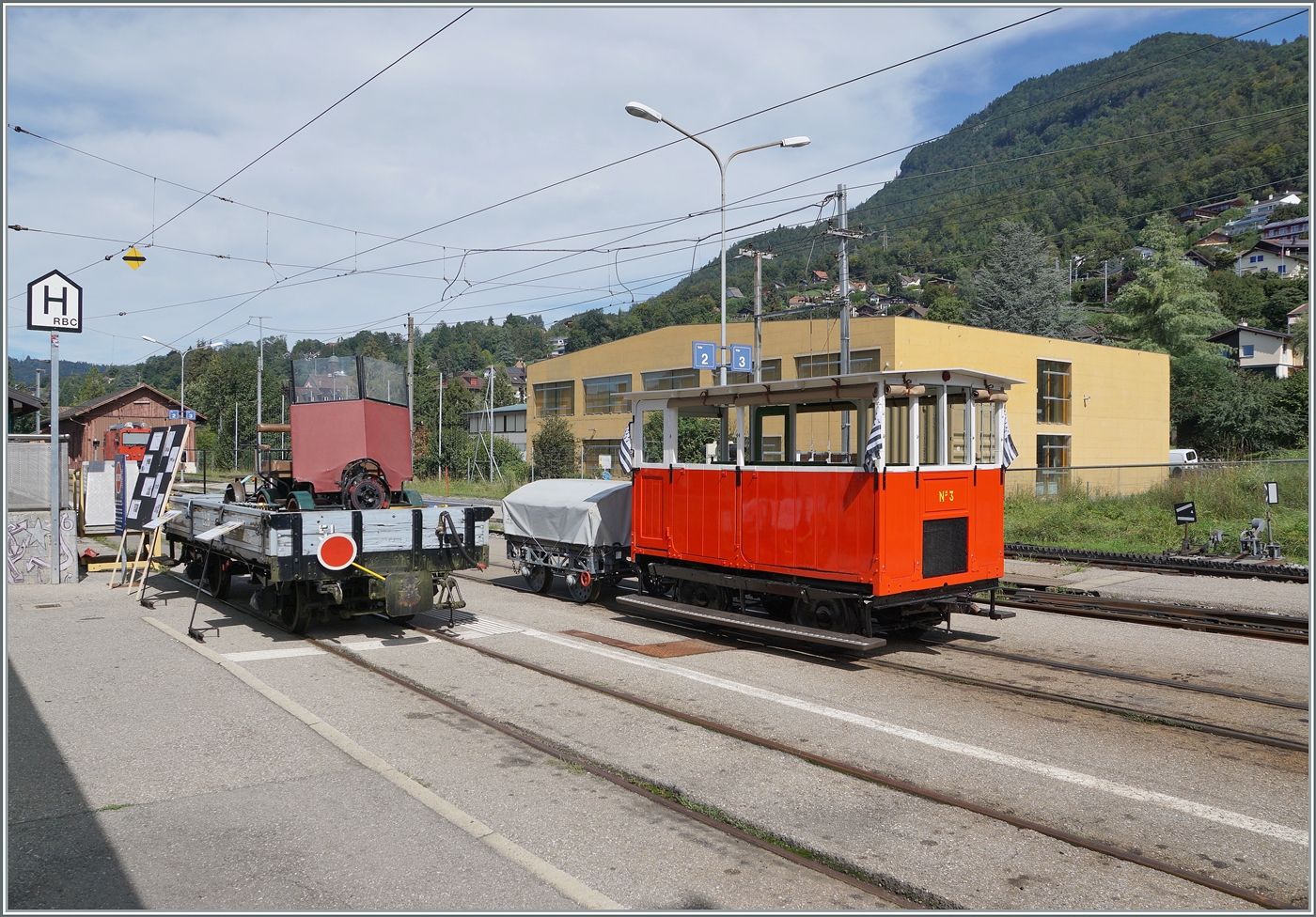 Autour de la voie ferrée / Rund um die eiserne Bahn (Herbstevent 2024) -  Le Biniou , die kleine Draisine Dm 2/2 N°3 war für mich einer der Höhepunkte bei diesem Themenwochenende, hier zu sehen in Blonay. Einerseits bewunderte ich den  eingebauten  Mechanismus des  Biniou , der es erlaubt, jederzeit und an jeder Stelle die Dm 2/2 zu drehen oder gar wegzustellen. Andererseits auch die Draisine als solche, die ungeplant, dank ihrer geringen Grösse gerade noch Platz auf dem Lastwagen fand und spontan auch noch mitgenommen wurde. Neben der mehrmals vorgeführten Demonstration des  Drehens  des Biniou wurden mit dem Biniou auch einige Pendelfahrten Blonay - Chantemerle - Blonay angeboten und zu diesem Zweck der  Bahnhof  Chantemerle fahrdienstlich besetzt.

7. September 2024