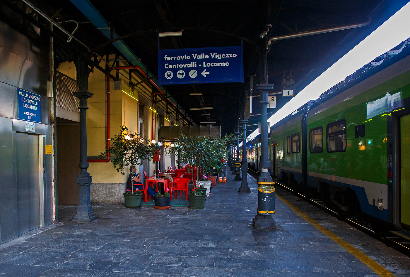 Bahnhofsimpression im Bahnhof Domodossola am 25. Mai 2023. Da wo wir sehr gerne den Caffè espresso genießen, am Bahnsteig 1.