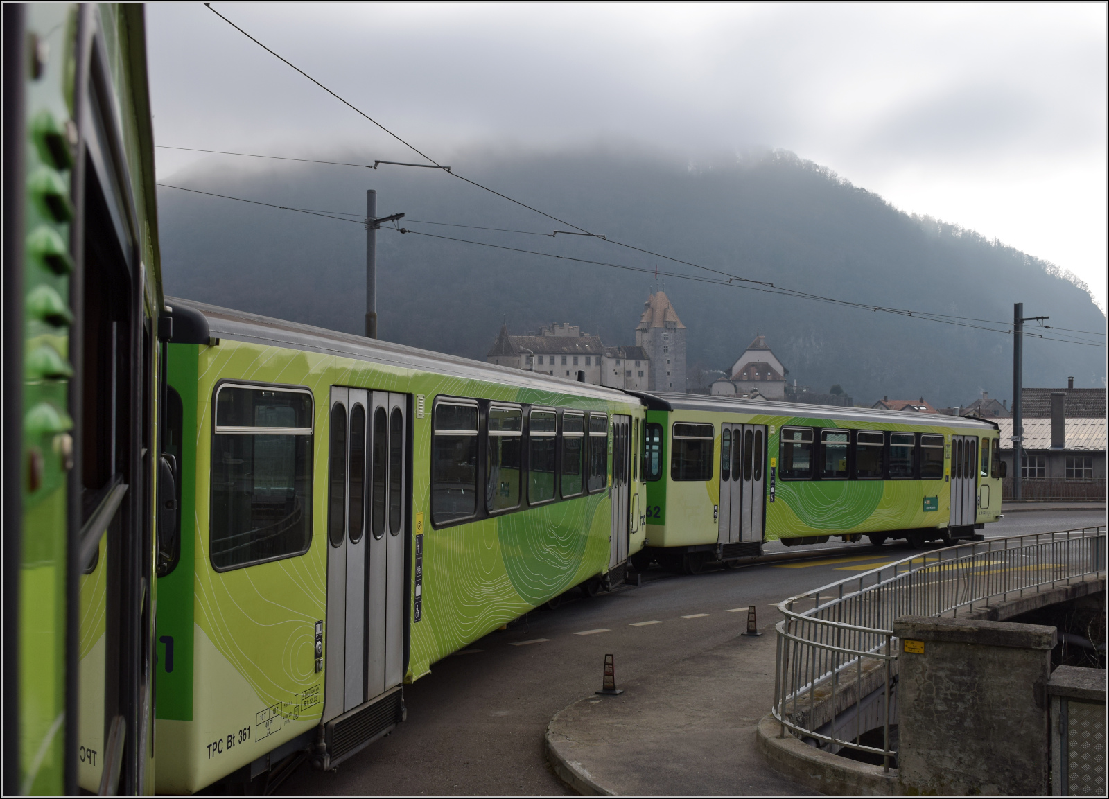 BDeh 4/4 313 bringt den Zug mit Bt 351 und Bt 362 nach Aigle. Beide Wagen wurden 1988 von der SIG geliefert. Im Depot Aigle wird Kopf gemacht. Lange Z�ge m�ssen bis ins Depot reinfahren, anschlie�end geht es auf die Strasse bis zum Bahnhof, nat�rlich am Schloss vorbei. Aigle, Janaur 2026.