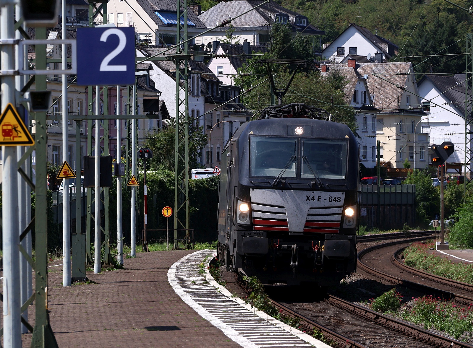 BeaconRail  black  193 648-3 rauscht hier mit freundlichem Lichtgruß durch Boppard am Rhein. 10.08.2025
