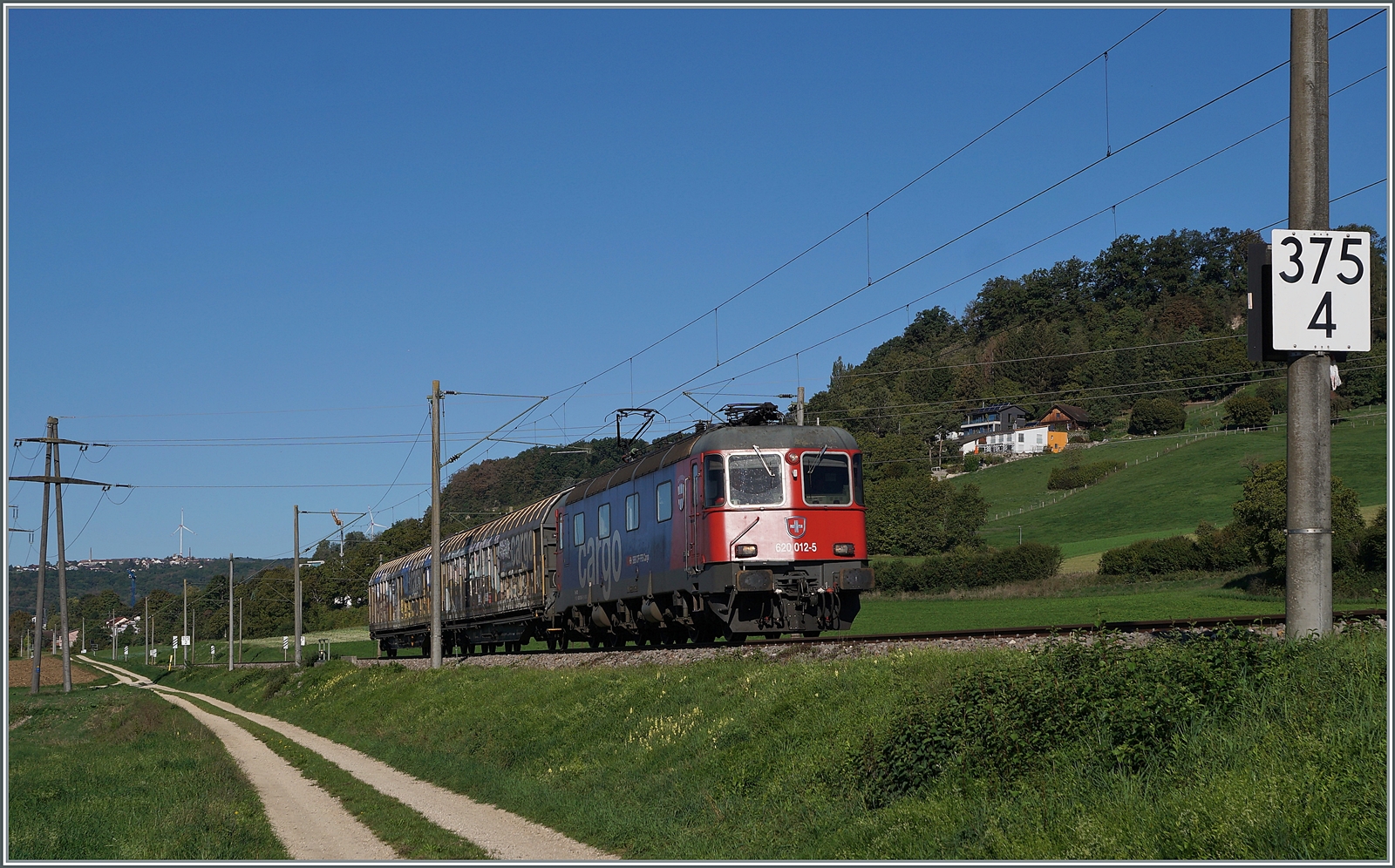 Bei Bietingen bei Kilometer 375.4  ist die SBB Re 6/6 11612 (Re 620 012-5)  Regensdorf  mit einen kurzen Güterzug nach Singen unterwegs. 

19. September 2022