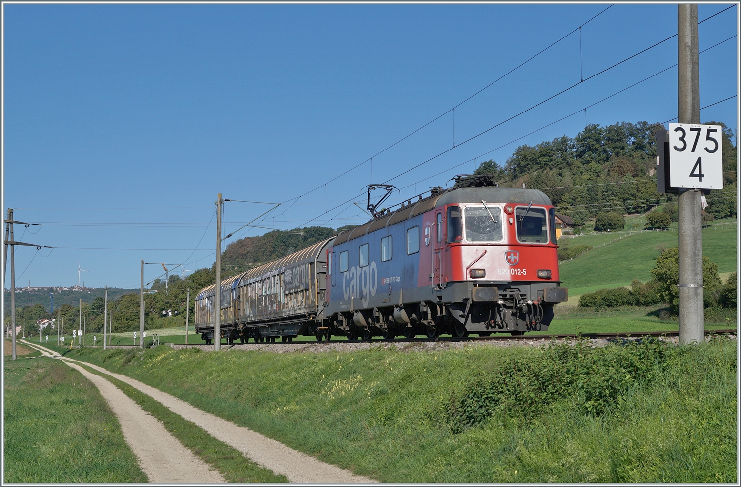 Bei Bietingen, bei Kilometer 375.4, ist die SBB Re 6/6 11612 (Re 620 012-5)  Regensdorf  mit einen kurzen Güterzug nach Singen unterwegs.

19. September 2022