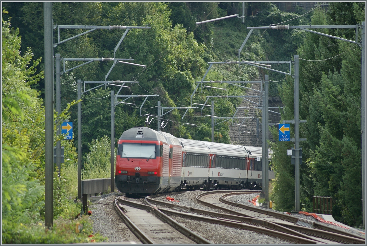 Bei Burier schieben gleich zwei SBB Re 460 ihren IR 90 in Richtung Brig. 

7. Sept. 2022