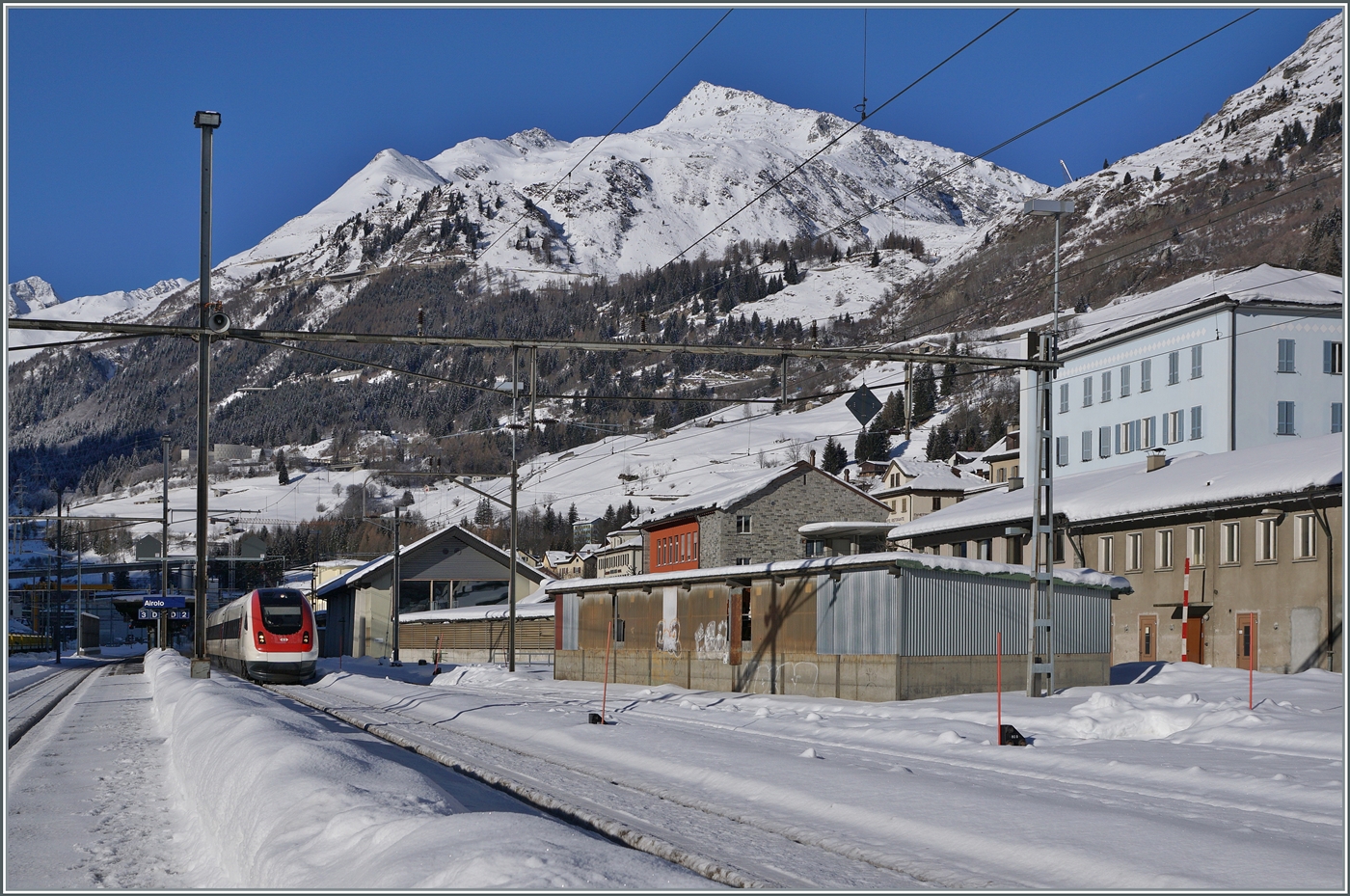 Bei dem schön verschneitne Winterpanorama verkommt der Zug fast zu Nebensache: Der SBB RABDe 500 006  Johanna Spyri  passiert als IC 2 10865 auf dem Weg von Zürich HB nach Lugano den Höhepunkt seiner Fahrt in Airolo und wird nun durch die Leventina seinem Ziel entgegen fahren.

21. Januar 2025
 