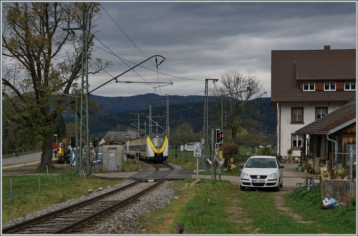 Bei diesem Bild mit den Richtung Titisee fahrenden Coradia Continental 2 1440 879 und 1440 189 bei Kirchzarten galt das Interesse der Fahrleitungsanlage, die sich im Vordergrund noch in der Urspurungsausführung zeigt, während im Hintergrund neue Masten glänzen.

14. November 2022