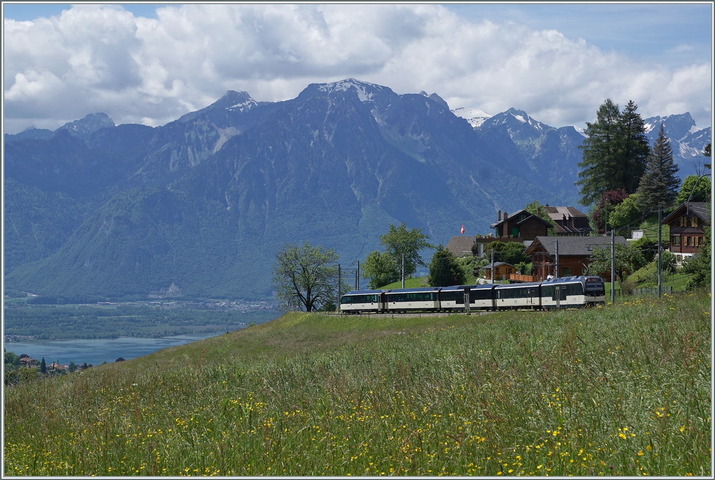 Bei Les Avant schiebt ein MOB Be 4/4  Alpina  ihren Regionalzug Zweisimmen - Montreux in Richtung Genfersee, welcher im linken Bildteil zu erkennen ist.

28. Mai 2024
