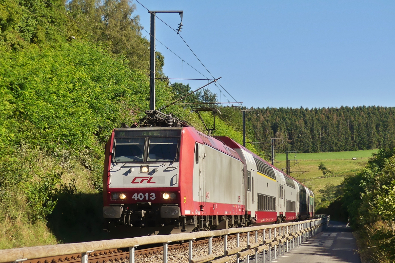 Beim Besuch des provisorisch eröffnetem Fahrrad- und Wanderweg, an der Bahn entlang zwischen Maulusmühle und Clervaux fuhr mir die CFL 4013 mit ihrem Zug, aus Troisvierges kommend vor die Linse. 10.08.2021