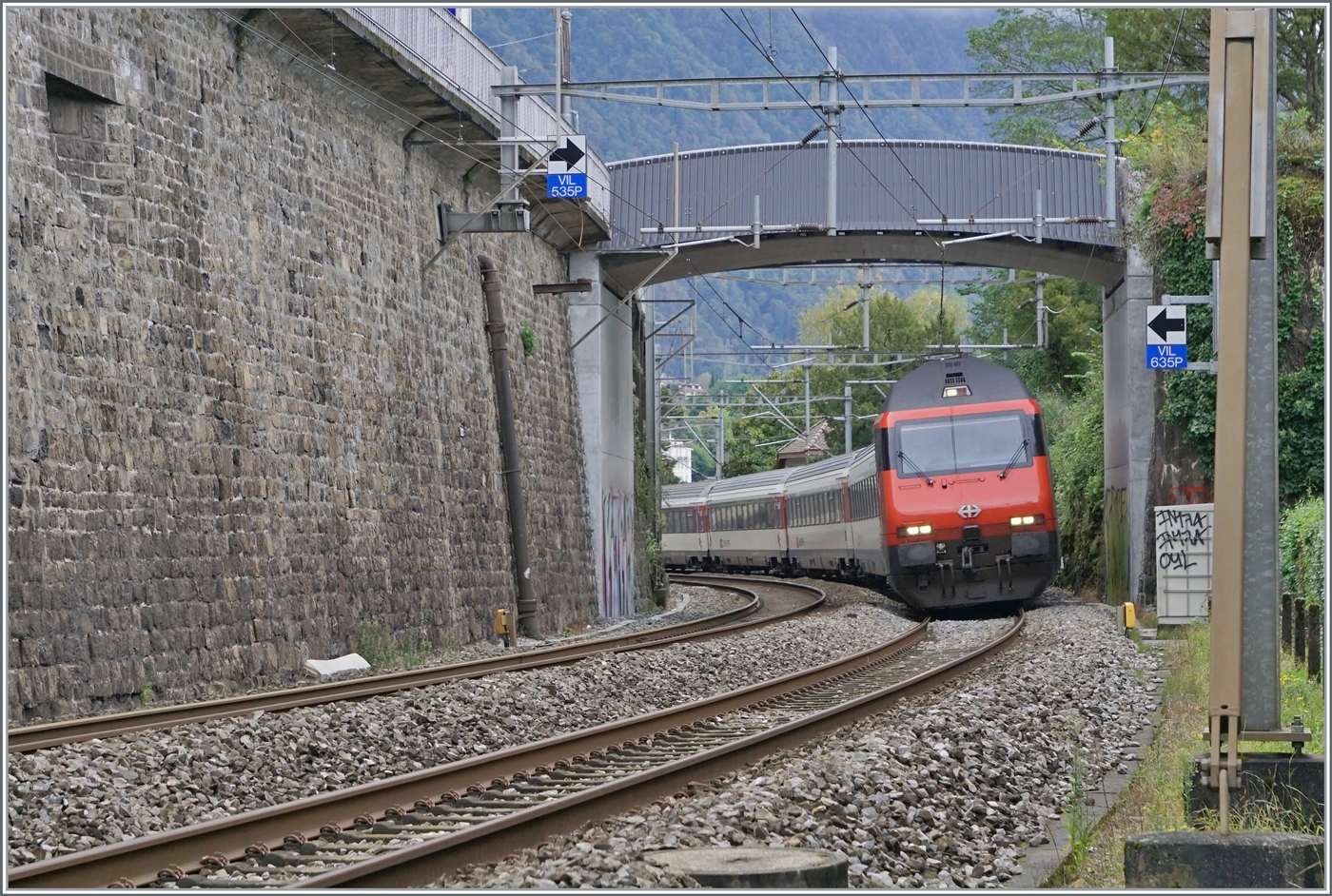 Beim Château de Chillon, welches sich ausserhalb des Bildes rechts befindet, wurde die doch  gut passende Brücke durch eine Neukonstruktion ersetzt. Eine SBB Re 460 mit ihrem IR 90 ist auf dem Weg nach Genève Aéroport. 

30. Sept. 2022