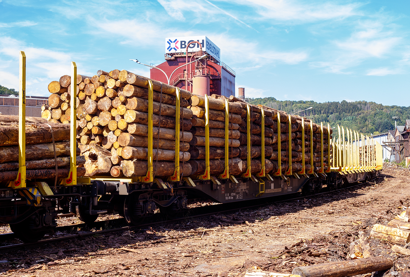 Beladener vierachsiger Drehgestell-Flachwagen (Holzwaggon) mit Niederbindeeinrichtung (Ladungssicherungssystem „Autonordic“) und Rungensystem ExTe (SR8), 81 80 4723 180-3 D-TWA, der Gattung Snps (TWA Bezeichnung SNPZ), der TRANSWAGGON GmbH (Hamburg) zurzeit an die Mercer Holz vermietet, beladen mit Fichten-Rundholz abgestellt am 07 September 2024 in Siegen-Eintracht auf der Gleisanlage der KSW - Kreisbahn Siegen-Wittgenstein (Eisern-Siegener Eisenbahn NE 437).

Der Wagen wurde 2016 von Tatravagonka Poprad (Slowakei) unter der Fabriknummer 163 gebaut (die Drehgestelle unter Fabriknummer 108337).

Ausführliche technische Beschreibung dieser Wagen siehe: http://hellertal.startbilder.de/bild/deutschland~wagen~gueterwagen-der-gattung-s-sonst-drehgestellflachwagen/861354/beladener-vierachsiger-drehgestell-flachwagen-holzwaggon-mit-niederbindeeinrichtung.html
