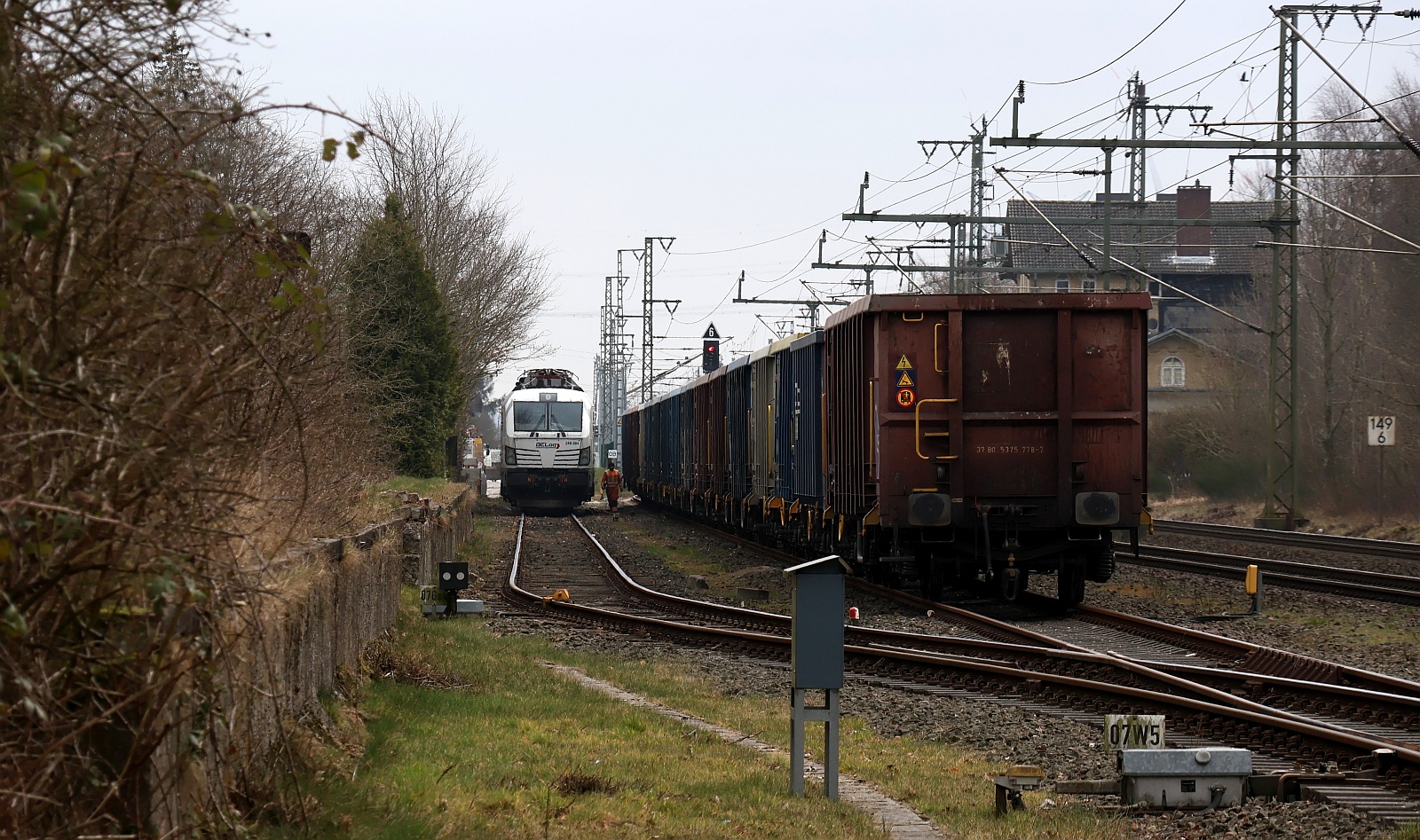 BeLog 2248 084-6 in Warteposition mit einem Teil des Düngerzuges. Jübek 25.03.2025 a