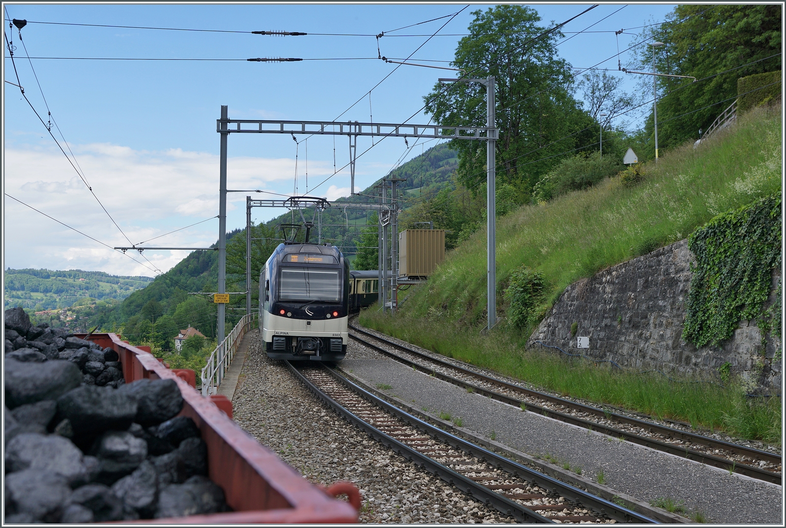 Bewusst über den Kohlewagen der Blonay-Chamby Bahn hiweg fotografiete ich in Chamby den ausfahrenden MOB Alpina ABe 4/4 9303  Alpina  mit dem Belle Epoque Zug auf der Fahrt von Montreux nach Zweisimmen.

19. Mai 2024