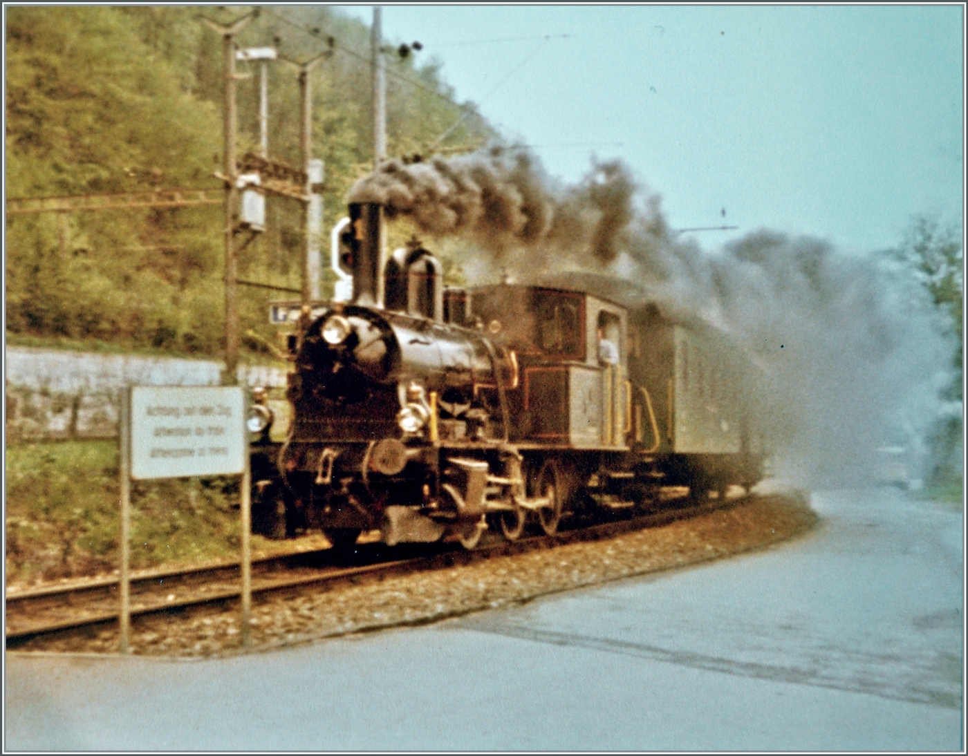 Bilder aus alten Zeiten: mit der Dampflokomotive E 3/3 Nr. 1  Lise , ehemals Gaswerk der Stadt Bern, fuhr die DBB etliche Jahre Dampfzüge von Flamatt nach Gümmenen. Im Bild ist die E 3/3 N° 1 bei der Ankunft in Flamatt zu sehen. 
Heute trägt die 1901 von der SLM gebaute Lok die UIC Nummer 90 85 0008 441-7 und ist leider abgestellt.
Auf der Strecke Flammt - Laupen verkehren heute MIKA Züge der S-Bahn Bern im Halbstundentakt. 

Analogbild vom 3. Mai 1981