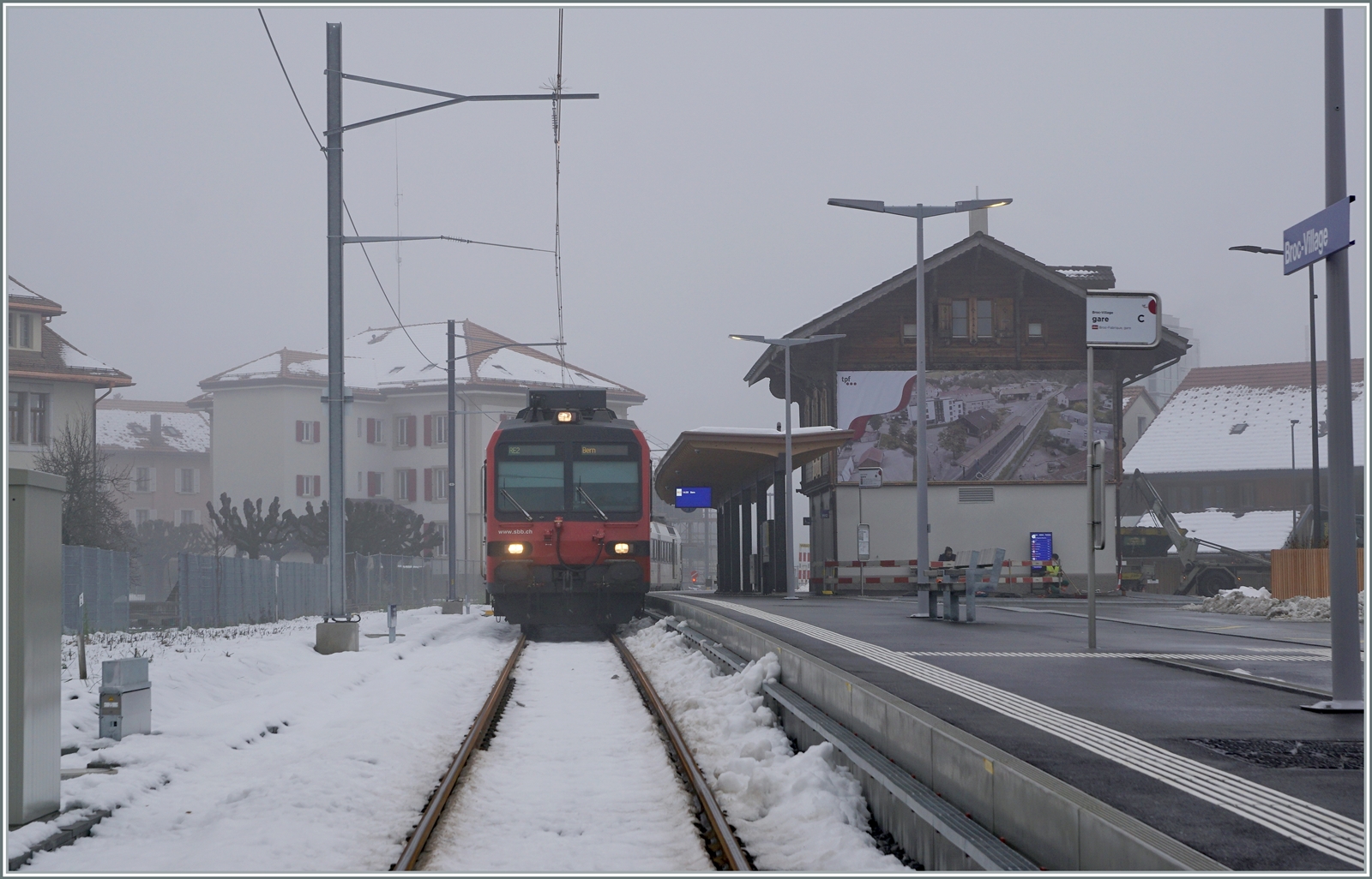 Bis zur Fertigstellung des letzten kurzen Abschnittes im Aug. 2023 von Broc Village nach Broc Fabrique ist Broc Village Zug End- und Ausgangsstation von und nach Bern!

15. Dez. 2022