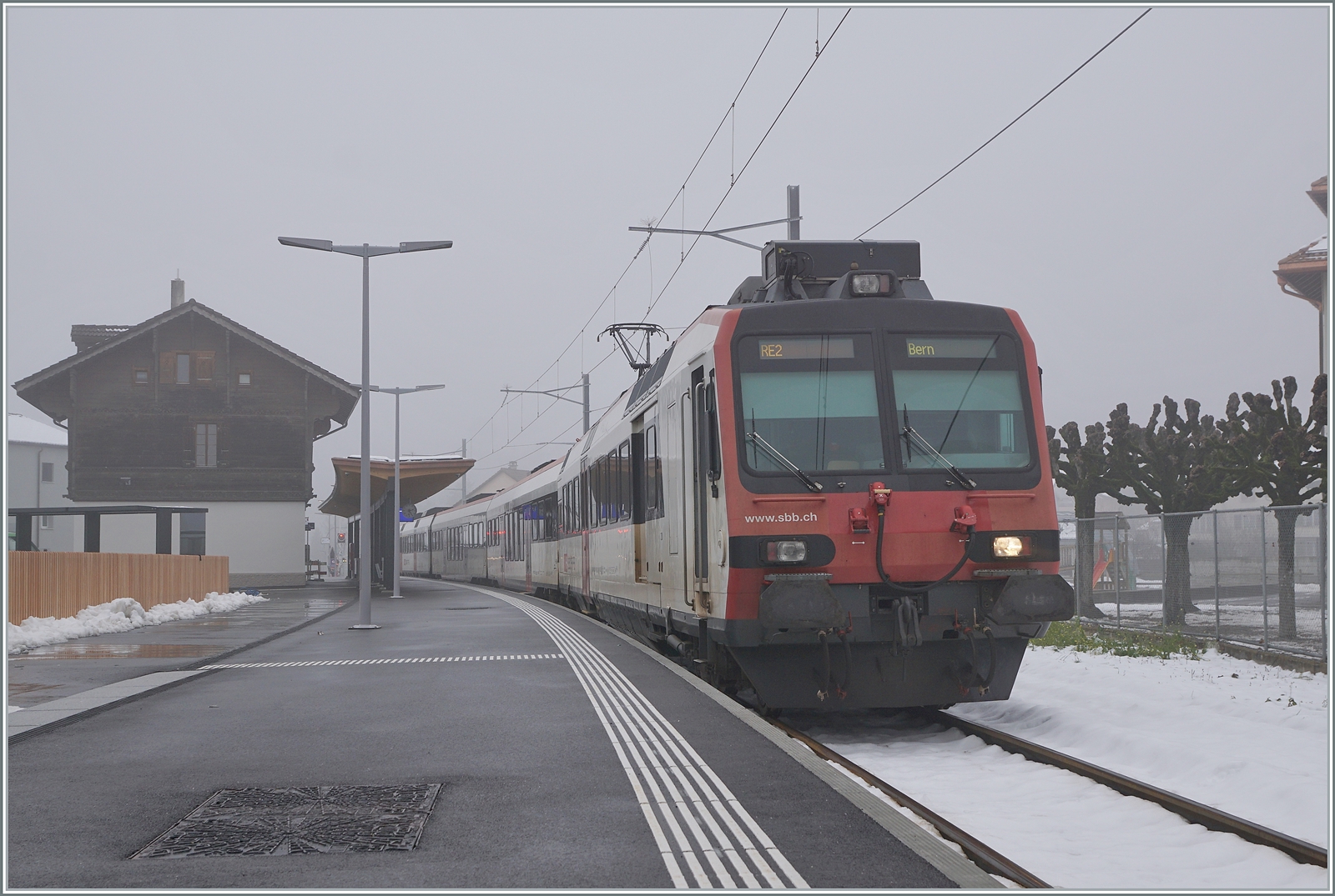 Bis zur Fertigstellung des letzten kurzen Abschnittes im Aug. 2023 von Broc Village nach Broc Fabrique ist Broc Village Zug End- und Ausgangsstation von und nach Bern!

15. Dez. 2022 