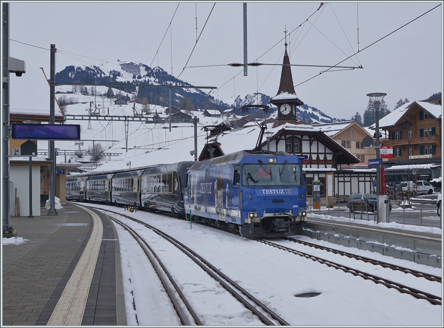 Bisher war das hübschen Türmchen des Bahnhofs von Zweisimmen als Hintergrund Normalspurfahrzeugen vorbehalten, doch mit den neuen GPX Goldenpass Zügen von Montreux nach Interlaken Ost zeigen sich nun auch MOB Ge 4/4 (Serie 8000) hier. Die MOB Ge 4/4 8001 ist mit ihrem GPX GoldenPass Express 4068 von Montreux nach Interlaken in Zweisimmen angekommen und wird nun der BLS Lok die Weiterführung des bereits umgespurten Zuges überlassen.

15. Dezember 2022