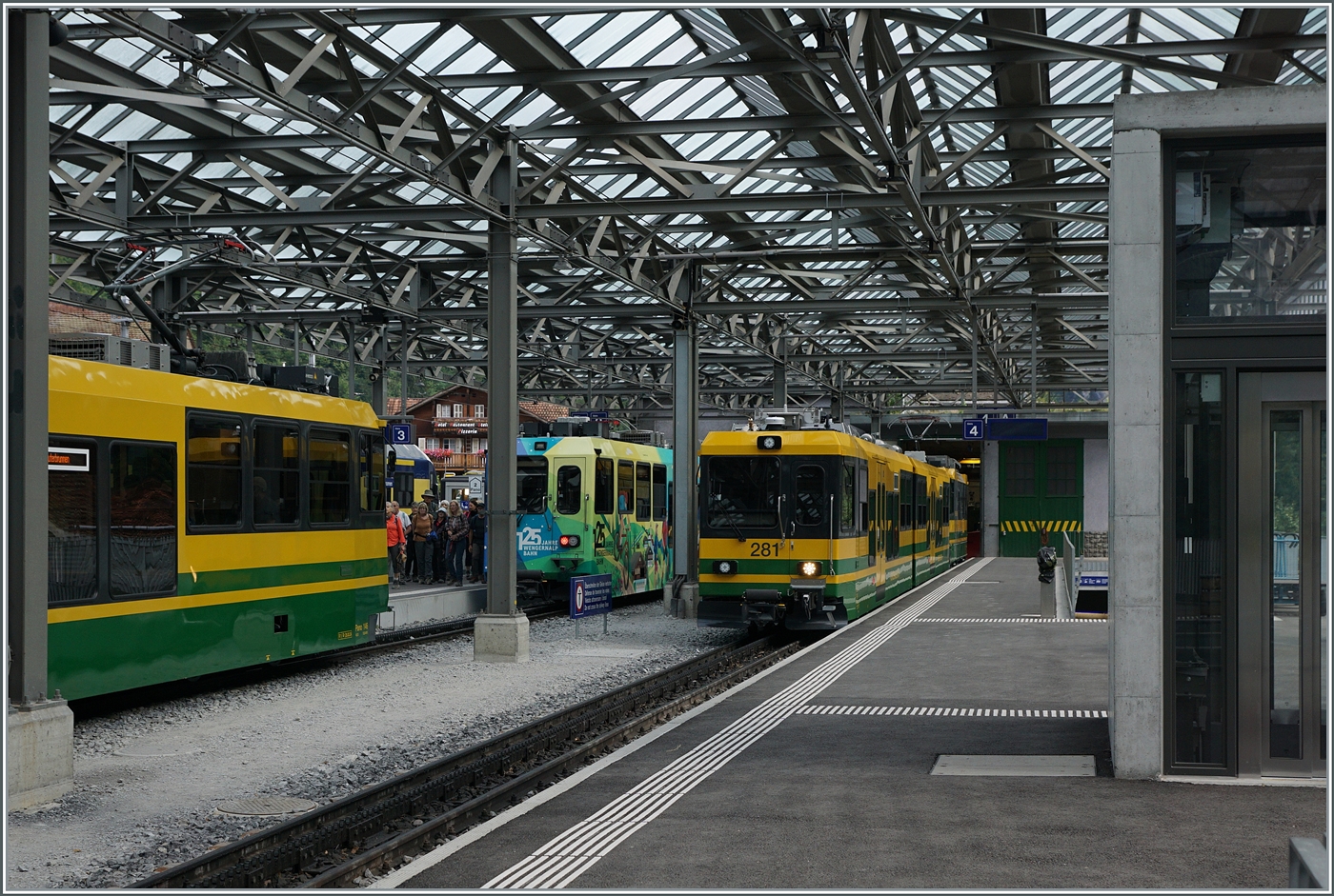 Blick auf den neuen  Wengener -Pendel Zug in Lauterbrunnen. Wobei leider der eigentlich interessante WAB He(m) 4/4 hier kaum zu sehen ist und auch vor Ort nicht befriedigend zu fotografieren war. 

8. August 2024
