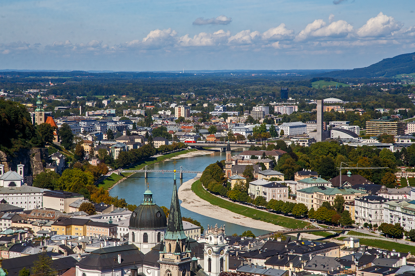 Blick von der Festung Hohensalzburg am 12.09.2022 auf Salzburg, eine ÖBB „Taurus“ (BR 1116) fährt mit einem Kesselwagenzug über die Salzach-Brücke in Richtung Deutschland.