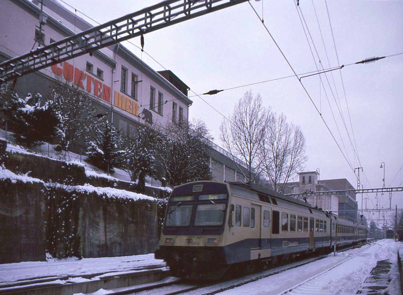 BLS NPZ im Originalanstrich: SEZ 732 an einem düsteren Tag in Wabern. Die Gurten-Brauerei ist mittlerweile einer Ueberbauung durch Wohnungen gewichen. 4.Januar 1997 